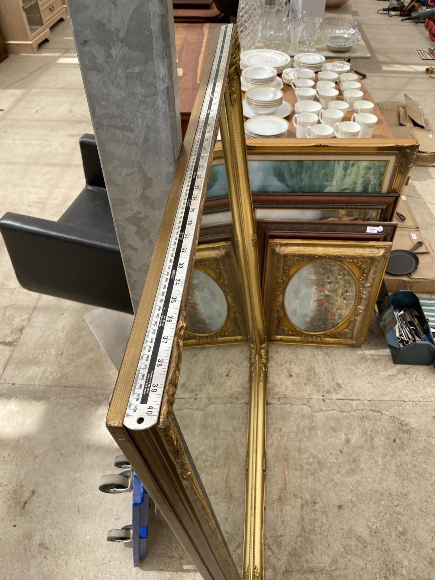 A LARGE GILT FRAMED BEVEL EDGED MIRROR - Image 4 of 4