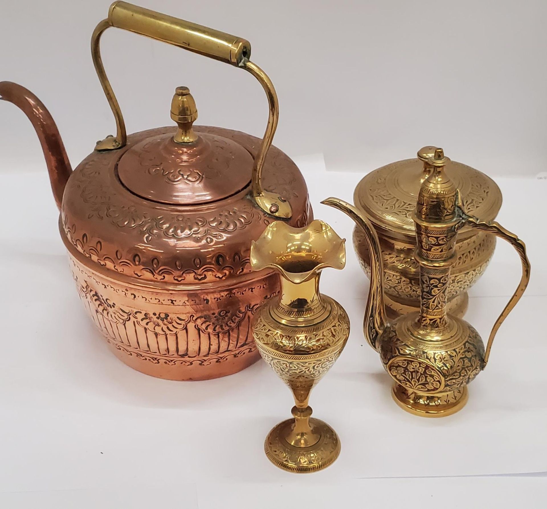 A QUANTITY OF BRASSWARE TO INCLUDE ASIAN STYLE COFFEE POTS, A LARGE COPPER AND BRASS KETTLE, - Image 5 of 5