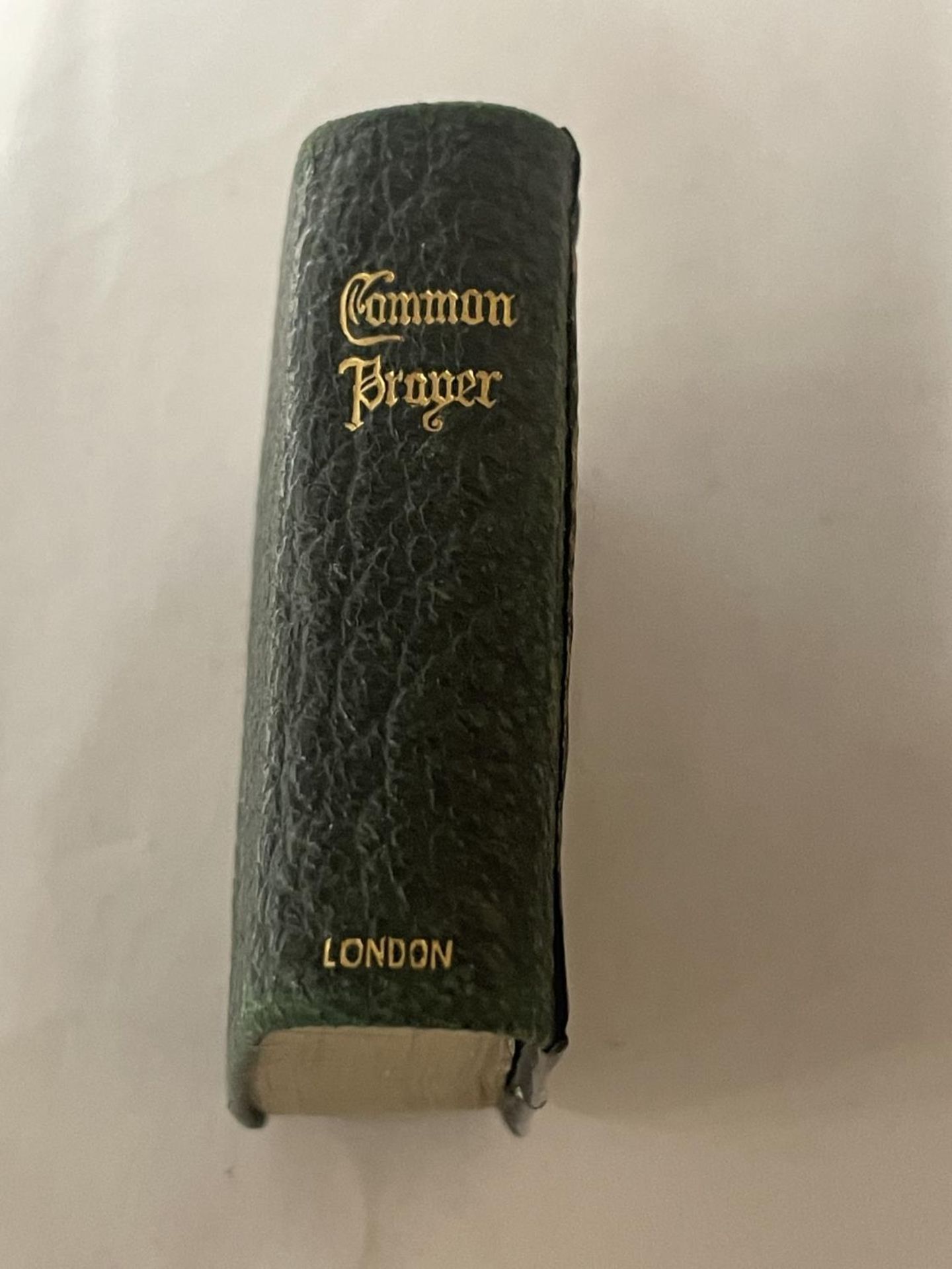 A COMMON PRAYER BOOK WITH A HALLMARKED BIRMINGHAM SILVER FRONT COVER - Bild 2 aus 5