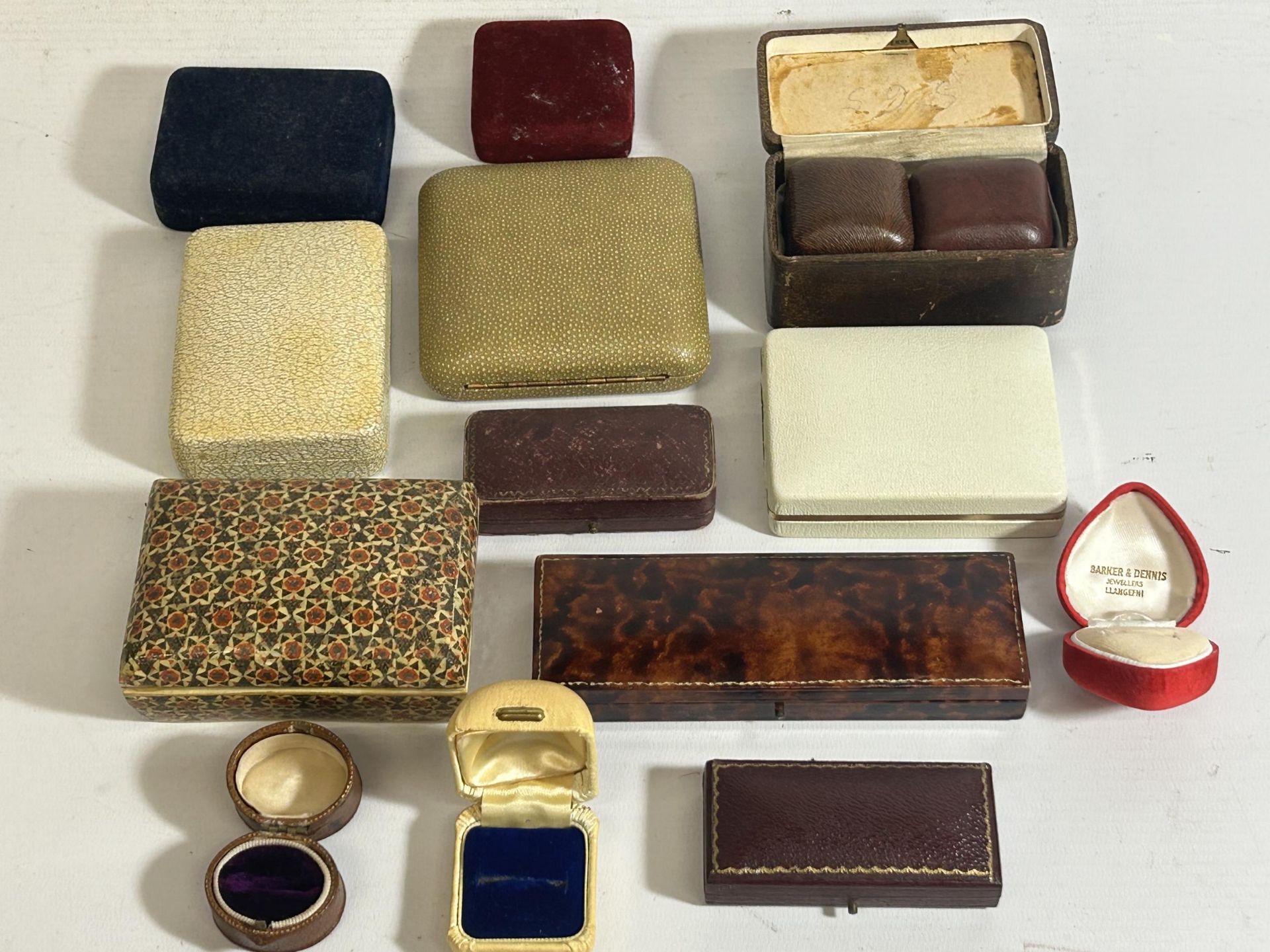 A COLLECTION OF THIRTEEN VINTAGE JEWELLERY BOXES