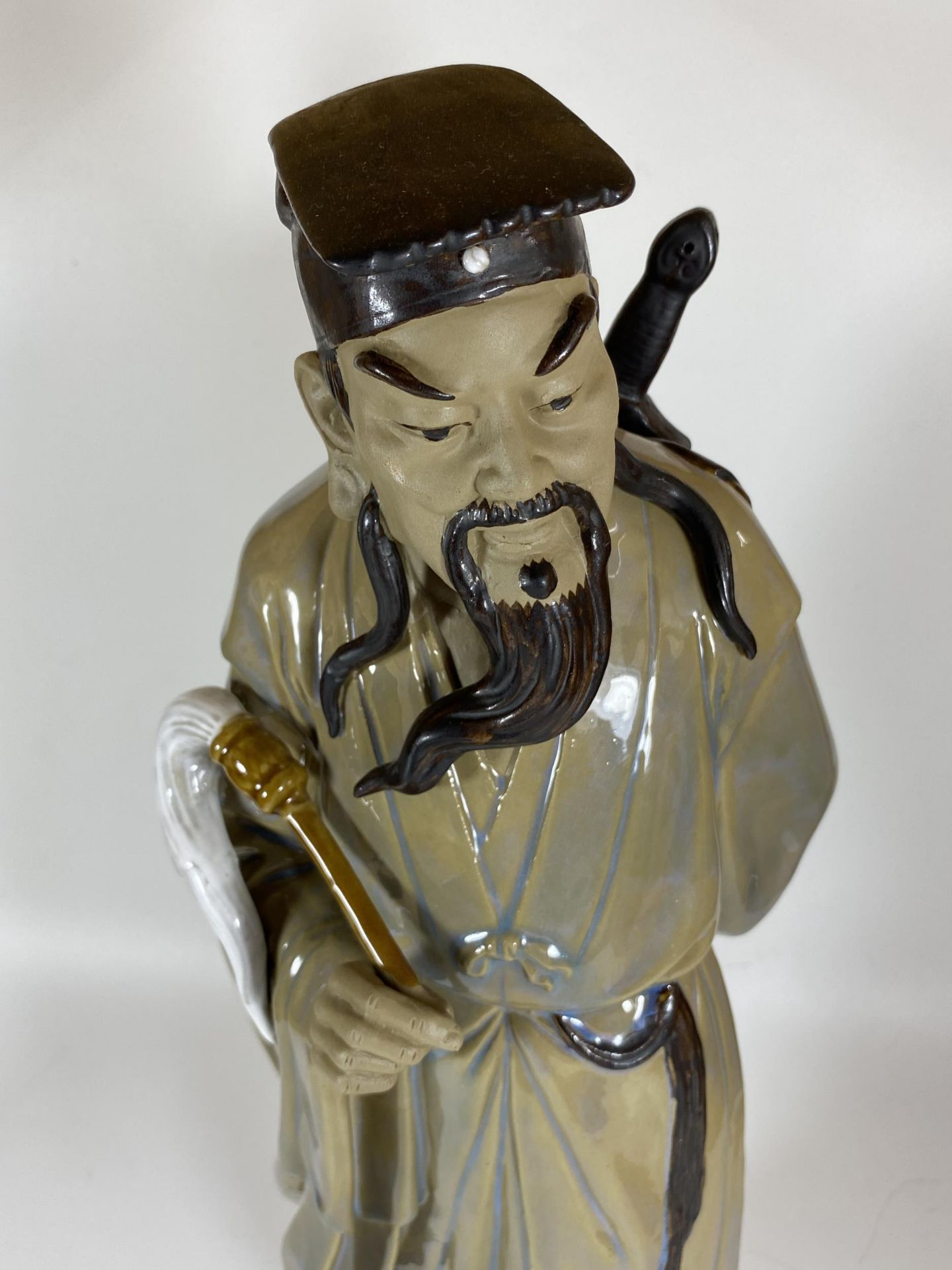 A LARGE VINTAGE CHINESE STONEWARE MUD MAN FIGURE OF AN IMMORTAL, HEIGHT 46CM - Image 2 of 6
