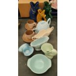 A QUANTITY OF POTTERY ITEMS TO INCLUDE POOLE POTTERY CUPS AND SAUCERS AND A BOWL, THREE FISH GLUG