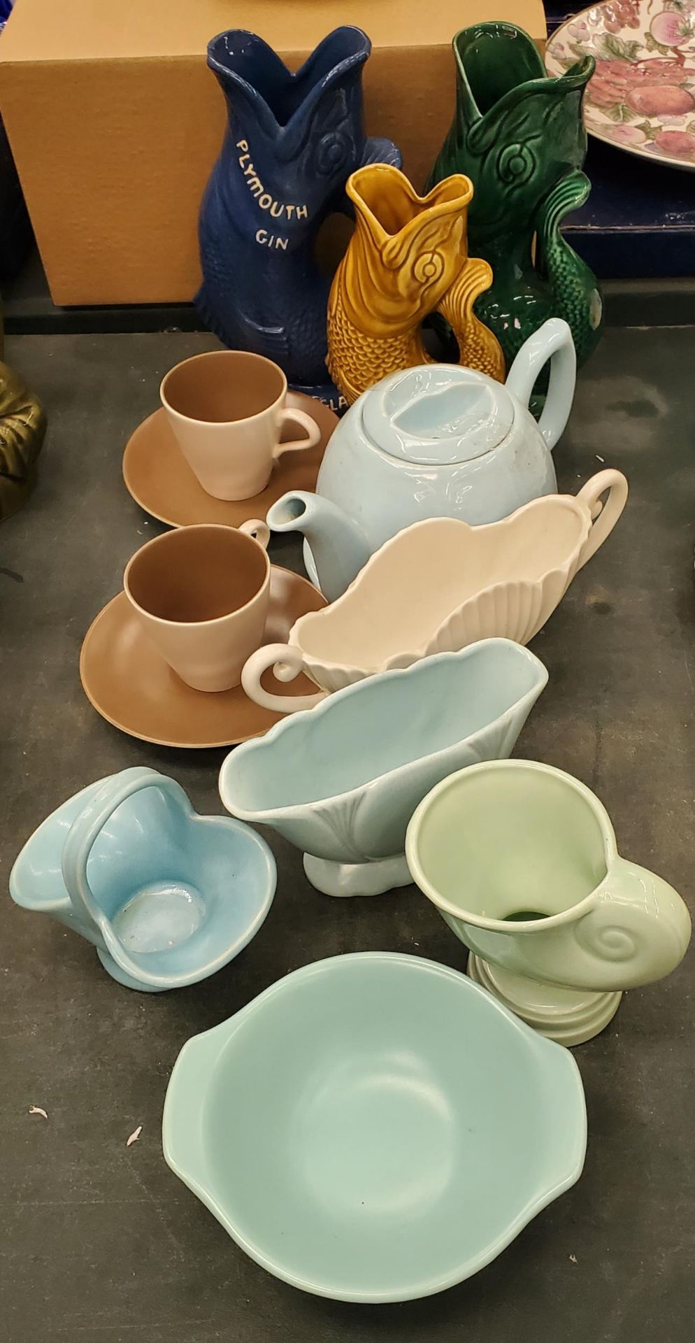 A QUANTITY OF POTTERY ITEMS TO INCLUDE POOLE POTTERY CUPS AND SAUCERS AND A BOWL, THREE FISH GLUG