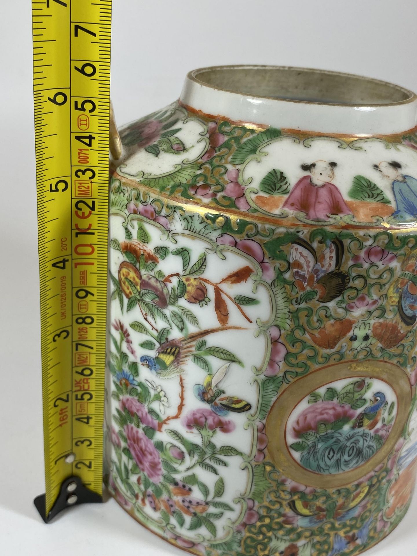 A 19TH CENTURY CHINESE CANTON FAMILLE ROSE MEDALLION TEAPOT (MISSING SPOUT), HEIGHT 16CM - Image 5 of 5