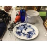 A MIXED LOT TO INCLUDE BLUE AND WHITE PLATTER, LIGHT ETC