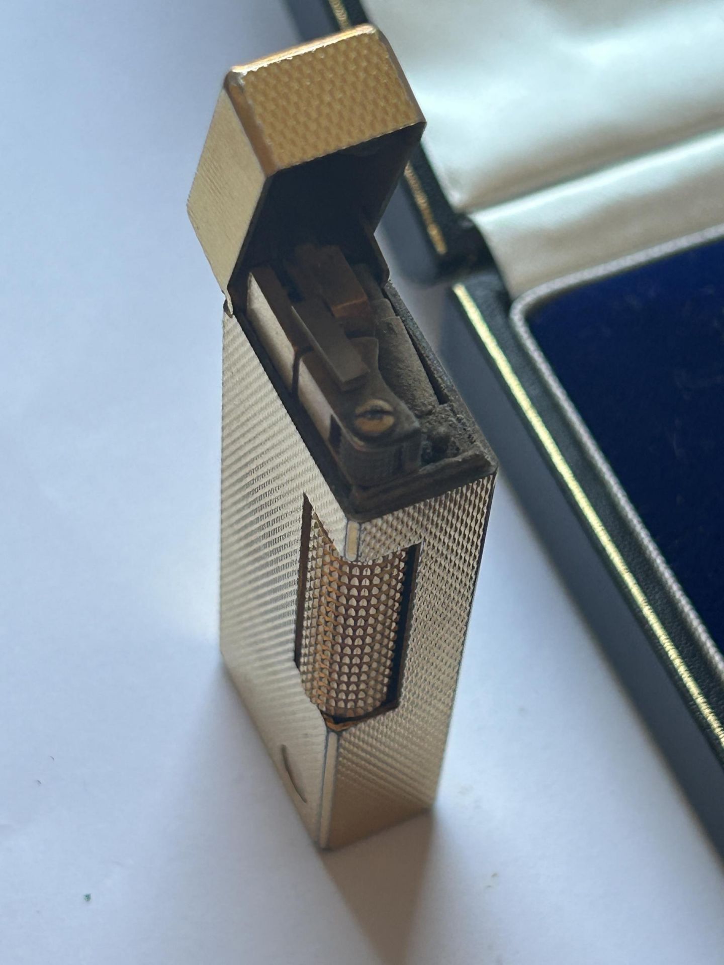 A DUNHILL GOLD PLATED POCKET LIGHTER COMPLETE WITH ORIGINAL FITTED DUNHILL CASE - Bild 4 aus 7