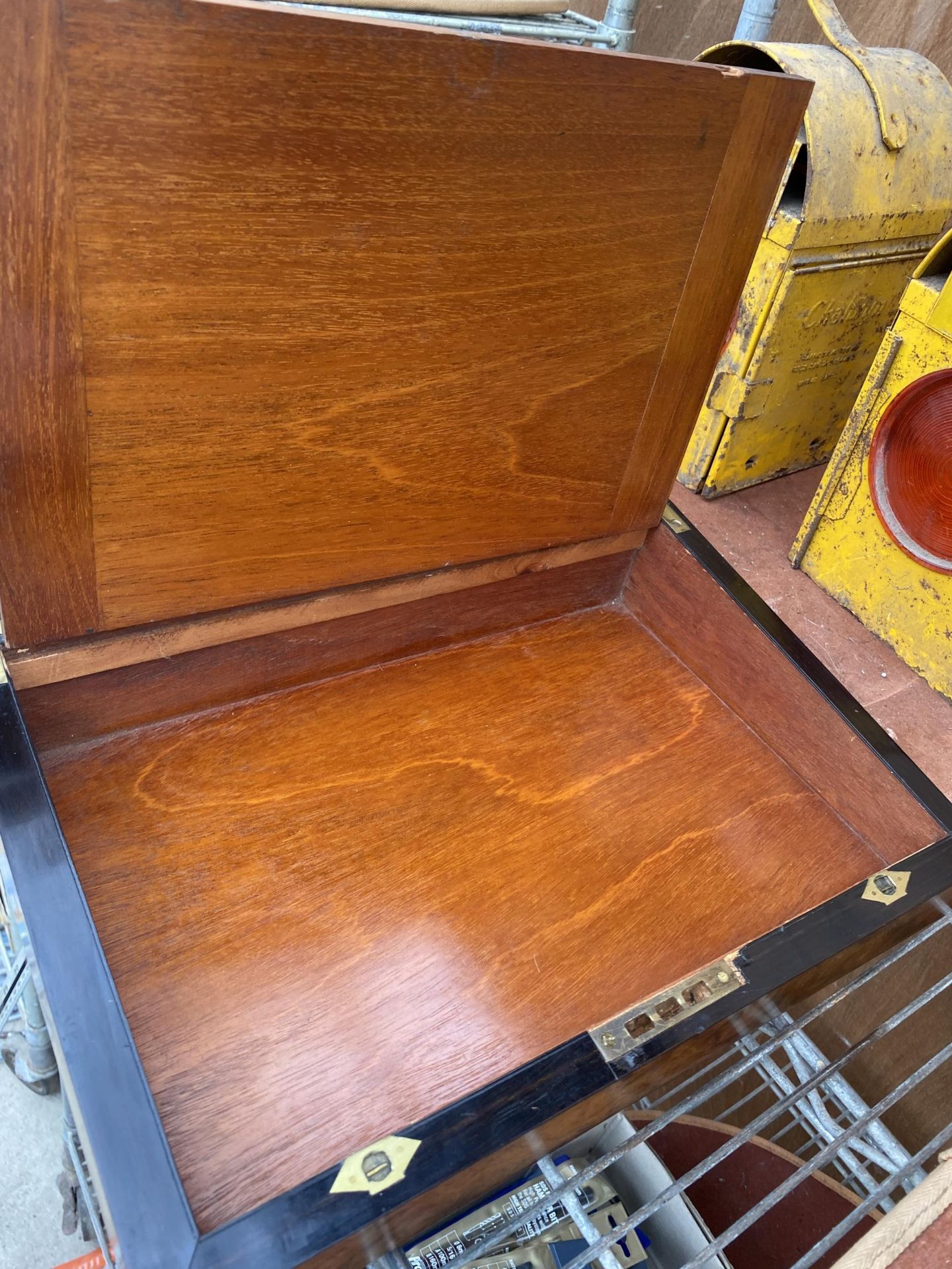 A VINTAGE WALNUT WRITING SLOPE WITH INNER GREEN VELVET LINER - Image 5 of 6