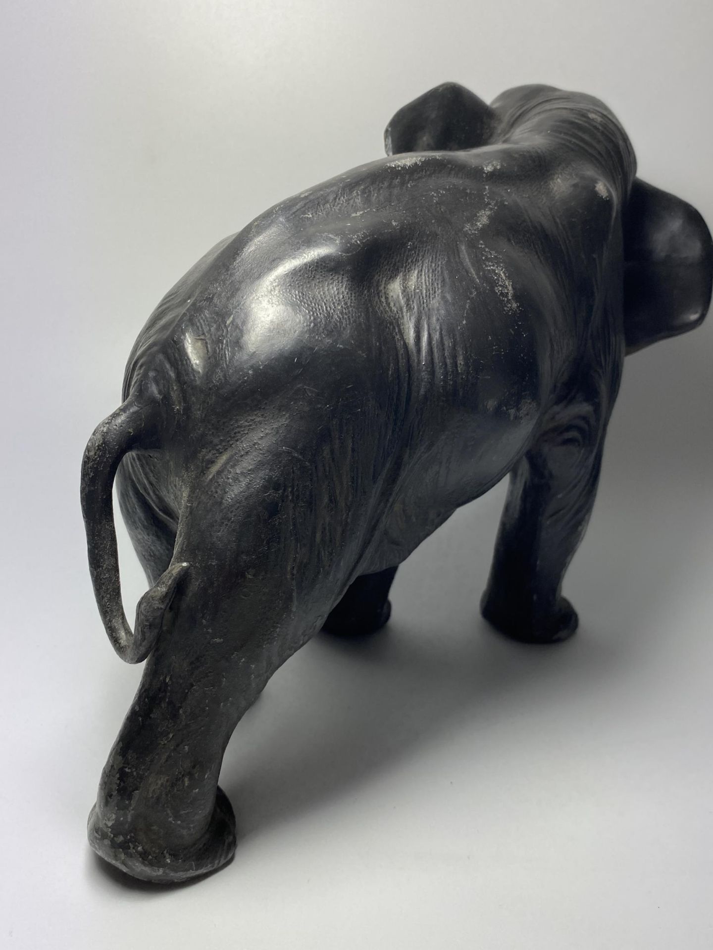 AN EARLY 20TH CENTURY JAPANESE METAL MODEL OF AN ELEPHANT, 20 X 27CM - Bild 5 aus 8