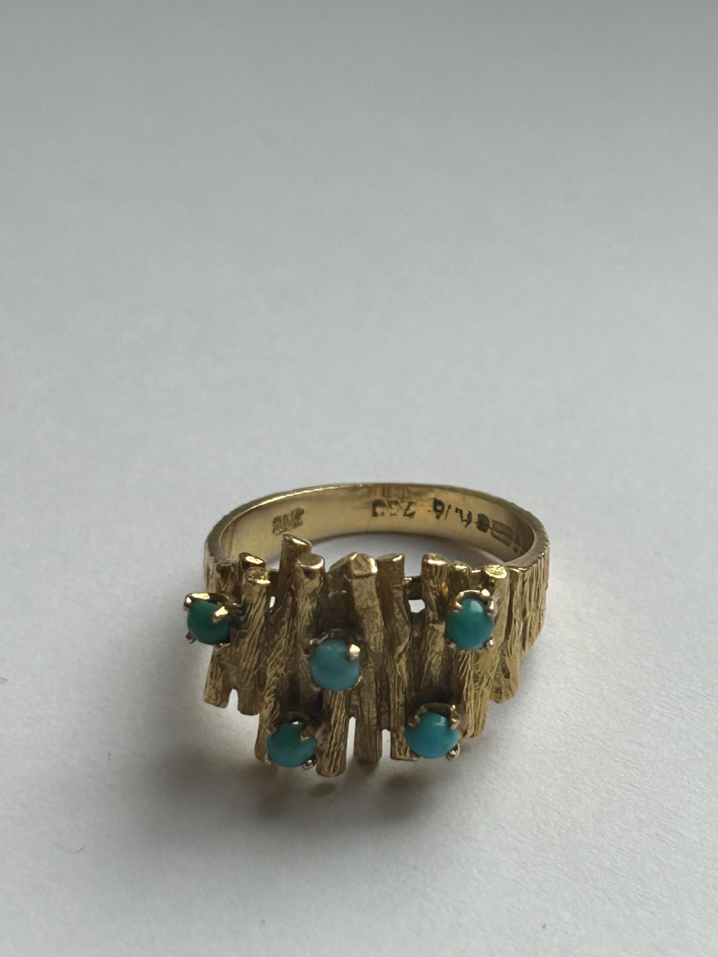 A 9CT YELLOW GOLD AND TURQUOISE STONE RING WITH BARK DESIGN SIZE L, WEIGHT 6.01 GRAMS - Image 2 of 4