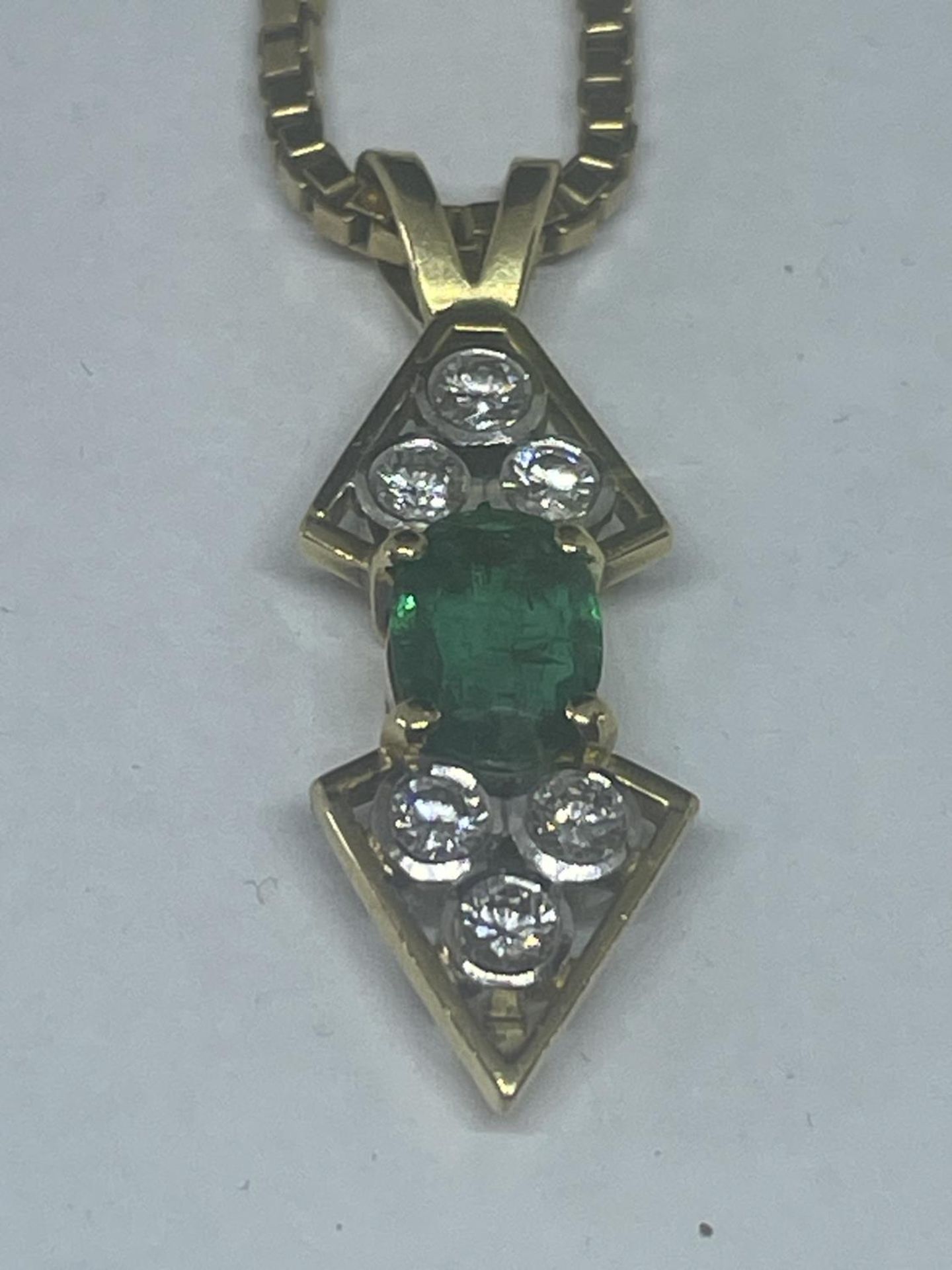 AN 18 CARAT YELLOW GOLD ABSTRACT DESIGN PENDANT WITH CENTRE EMERALD SURROUNDED BY SIX DIAMONDS ON - Bild 2 aus 4