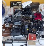 A LARGE COLLECTION OF VINTAGE CAMERAS AND ACCESSORIES TO INCLUDE KODAK INSTAMATIC 233X, BROWNIE