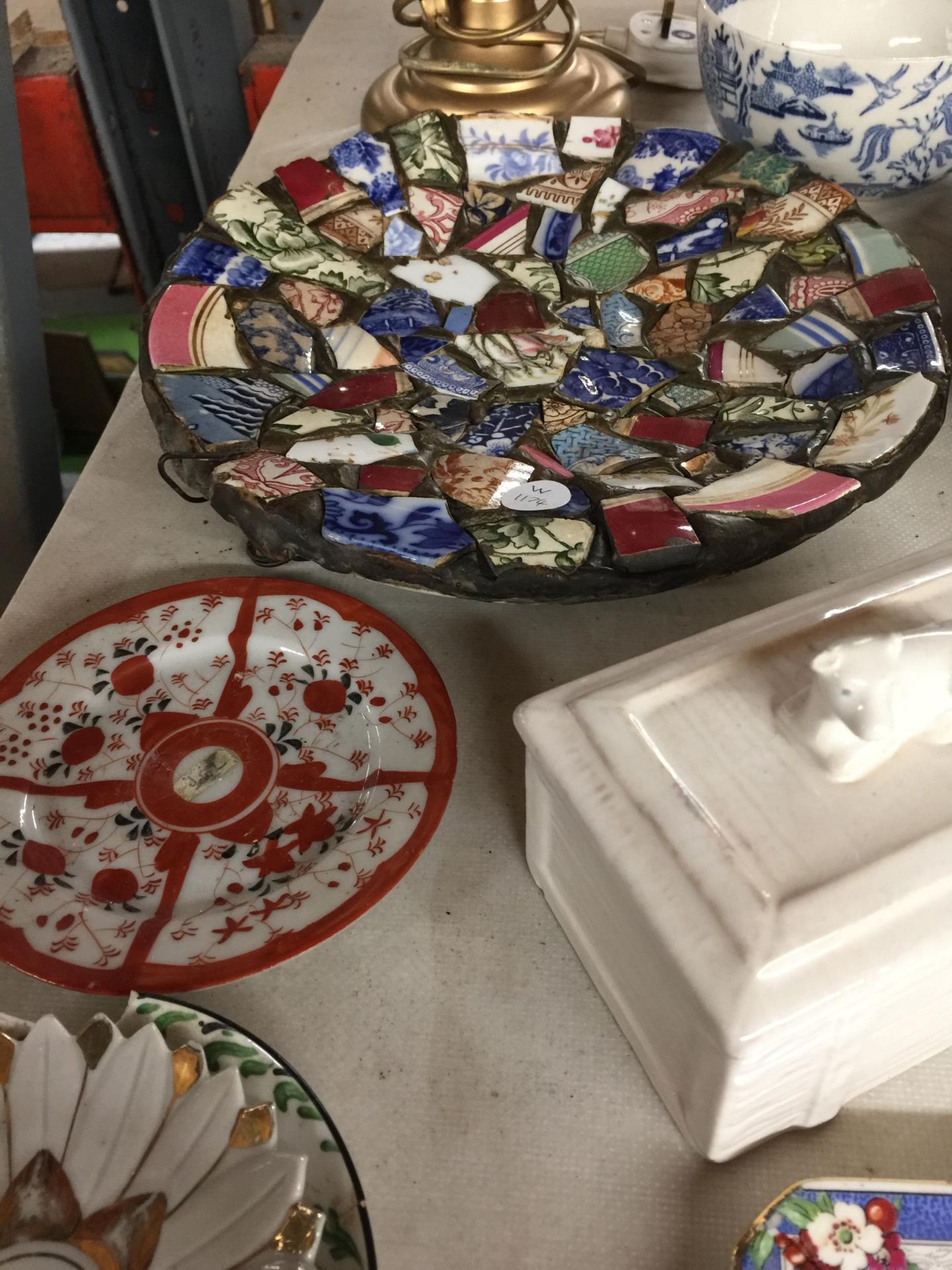 A LARGE COLLECTION OF ITEMS, TREEN BOWL, WILLOW PATTERN BLUE AND WHITE BOWL, SILVER PLATE ETC - Image 5 of 5