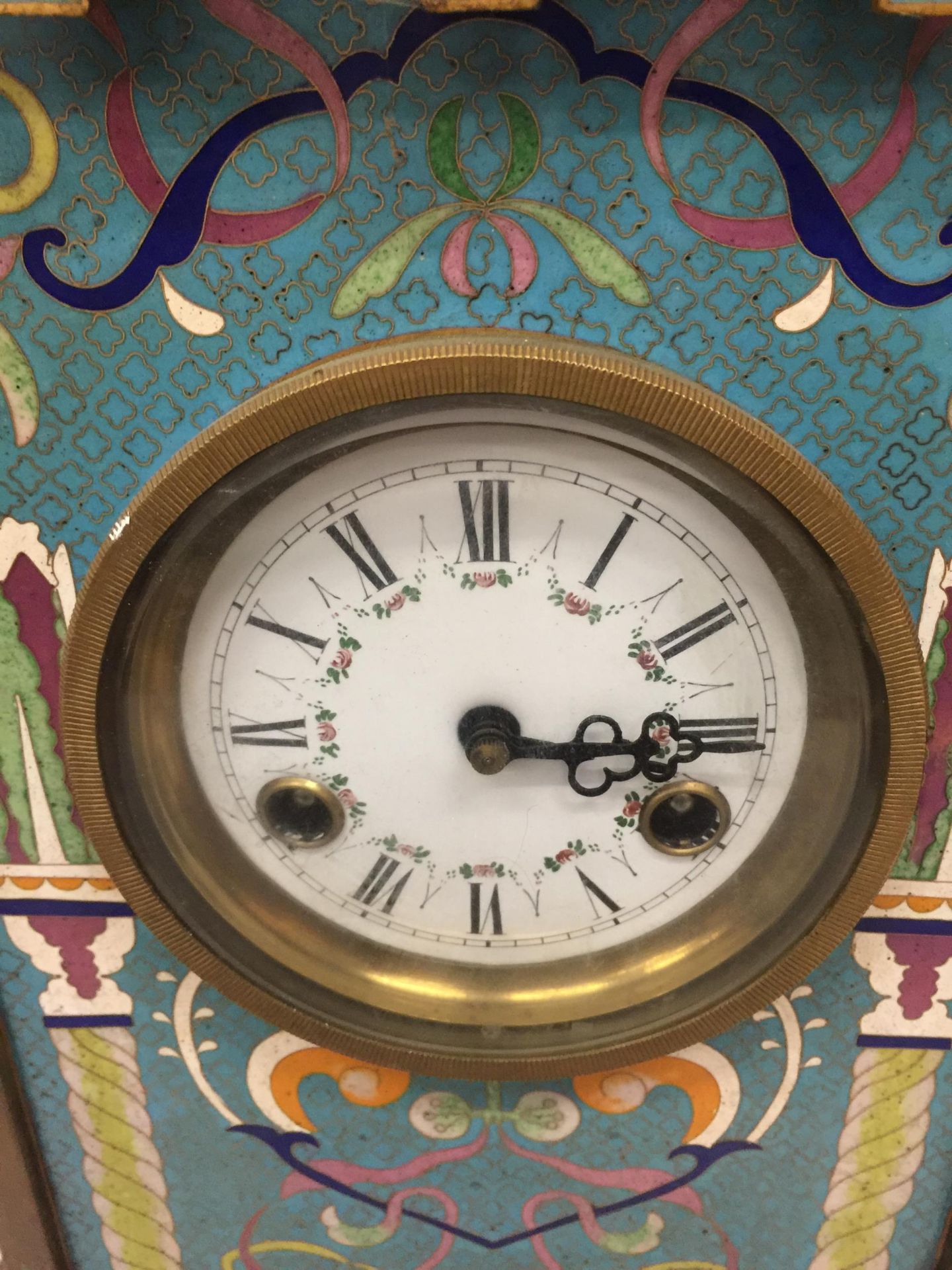 AN ART NOUVEAU CLOISONNE AND BRASS CHIMING MANTLE CLOCK WITH RAM HEAD SIDE DESIGN - Image 4 of 8