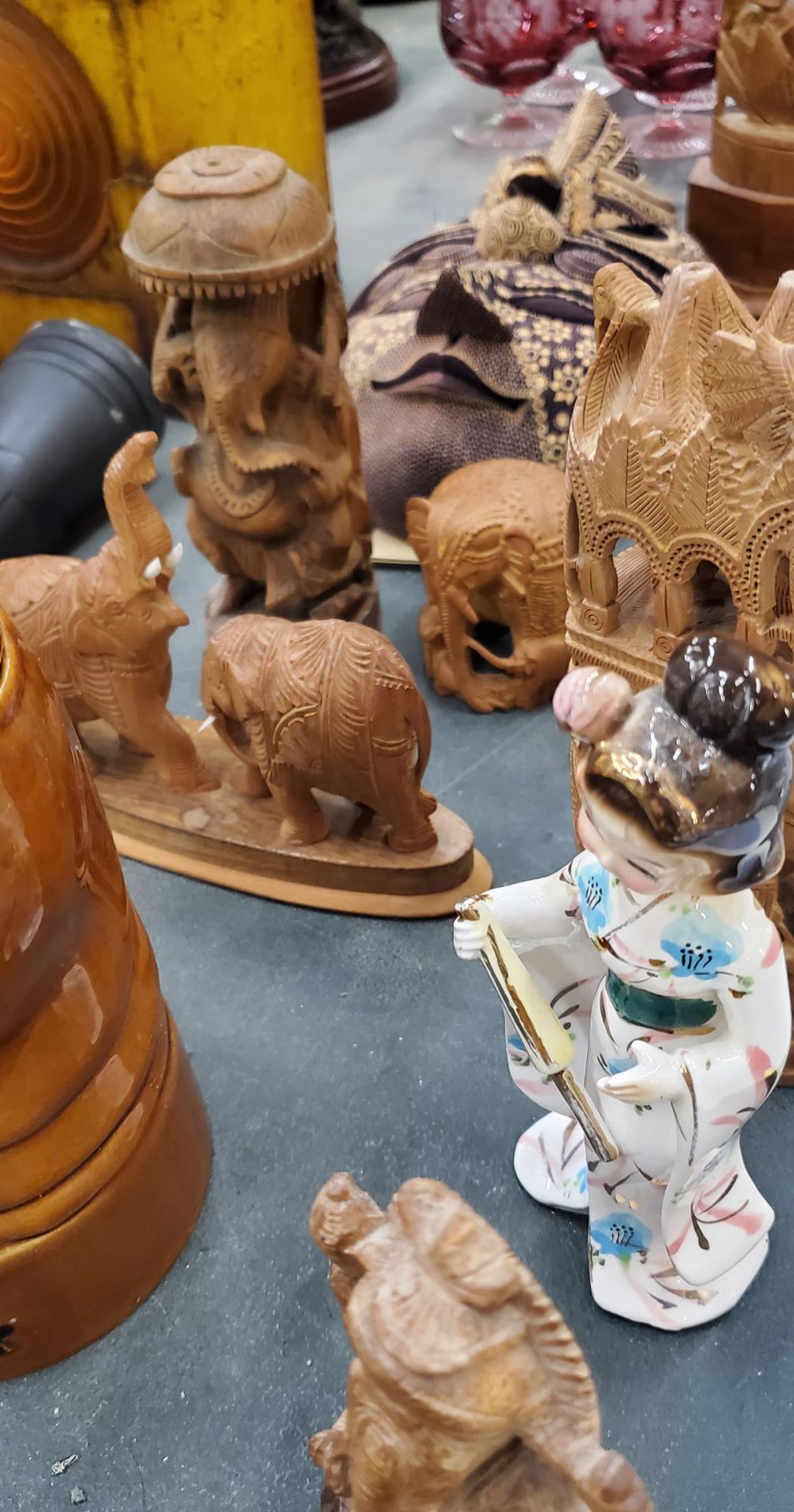 A QUANTITY OF TREEN ITEMS TO INCLUDE MASKS, ELEPHANTS, ASIAN STYLE, A PORCELAIN TEA CADDY, ETC - Image 5 of 5