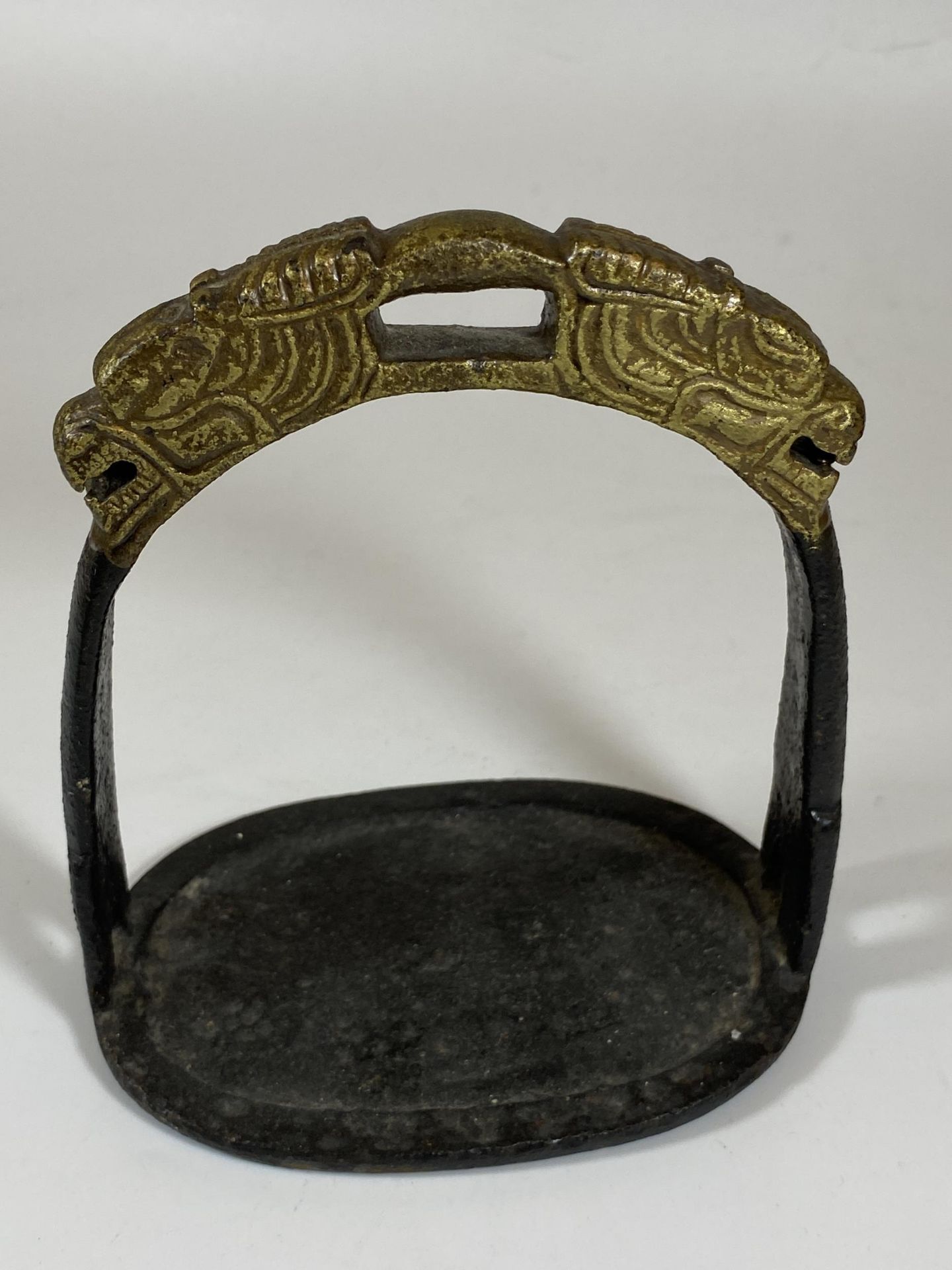 A SOLID CAST IRON ORIENTAL STIRRUP WITH DRAGON HEAD DESIGN, HEIGHT 15CM - Image 3 of 6