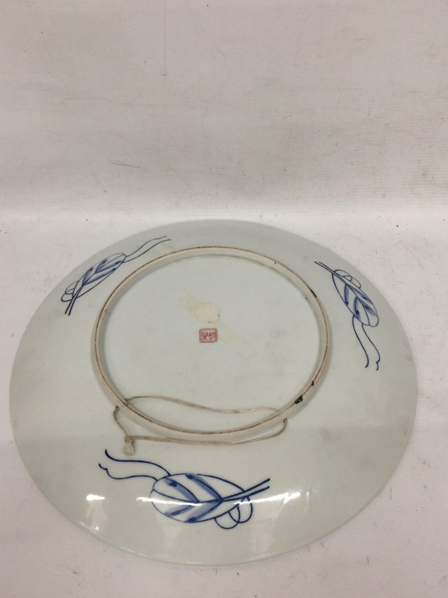 A JAPANESE IMMARI PLATE, MARKED TO BASE, DIAMETER 34CM - Image 2 of 2