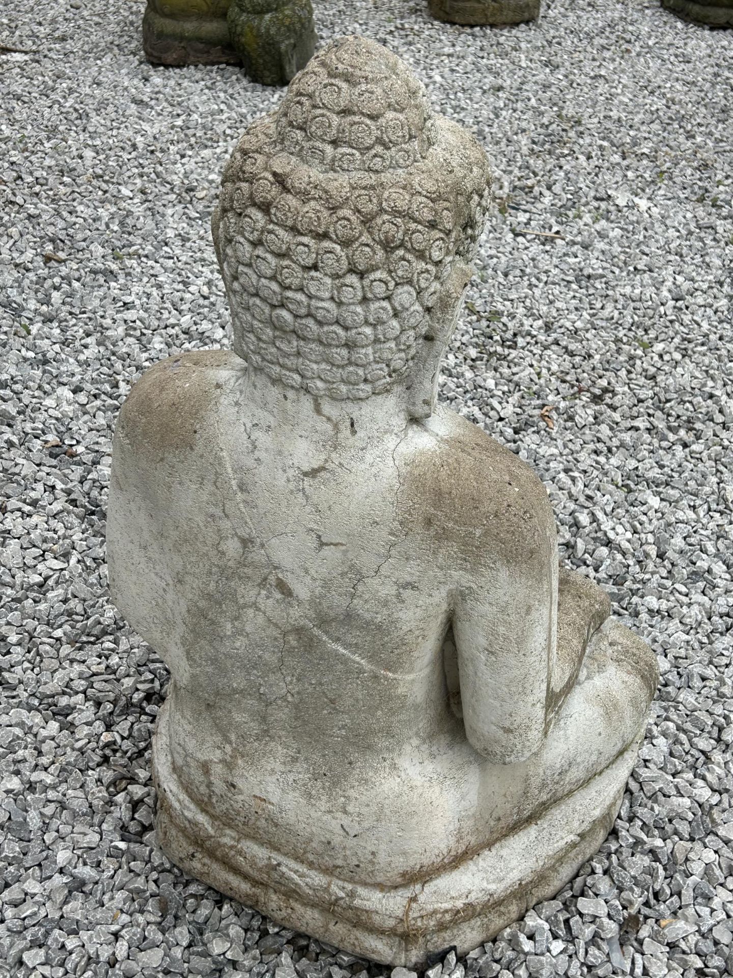 A LARGE RECONSTITUTED STONE BUDDHIST DIETY FIGURE - HEIGHT 107 CM, DEPTH 48 CM - Image 5 of 5