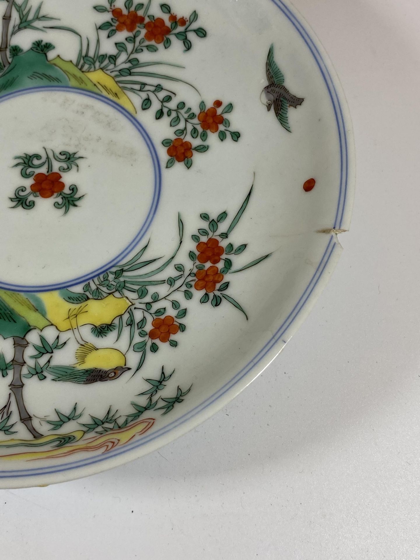 A CHINESE PORCELAIN PLATE WITH BIRD AND FLORAL DESIGN, SIX CHARACTER DOUBLE RING MARK TO BASE, - Bild 3 aus 6