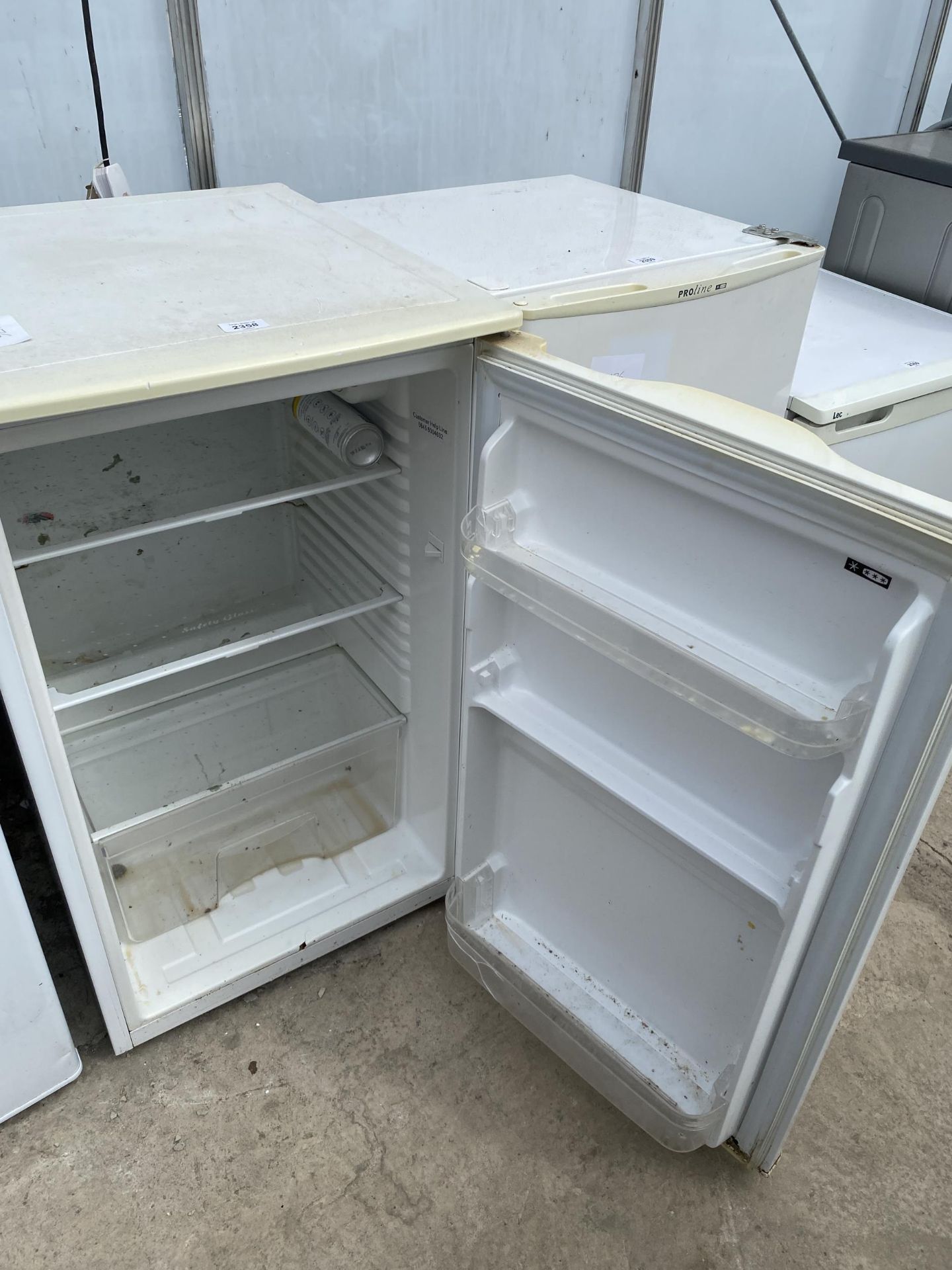 A WHITE BUSH UNDER COUNTER FRIDGE - Image 2 of 2