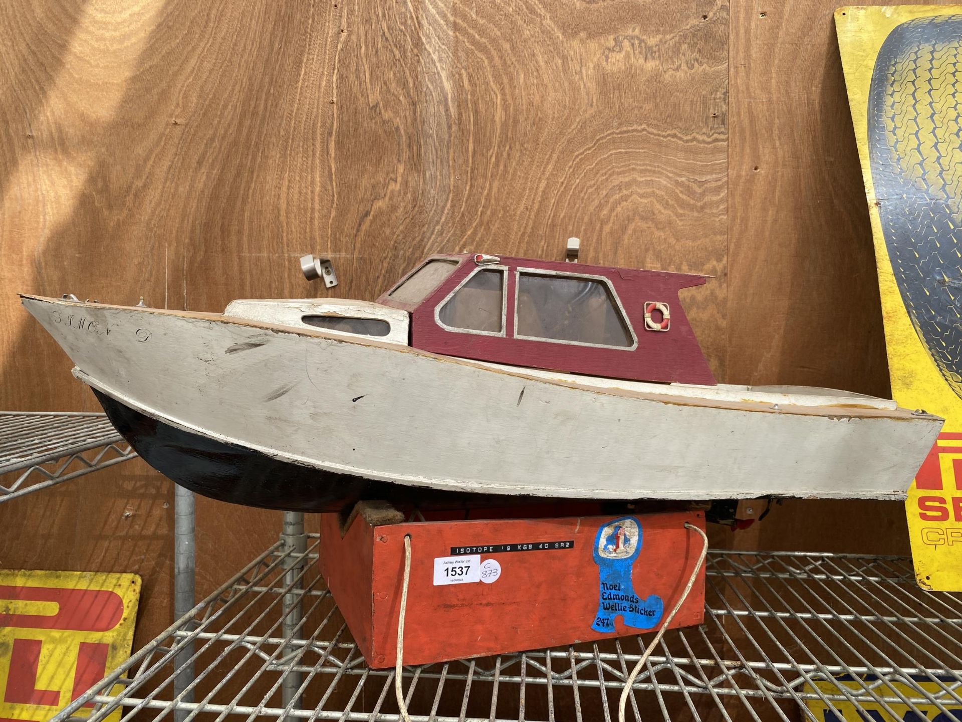 A VINTAGE WOODEN MODEL FISHING BOAT, LENGTH 86CM