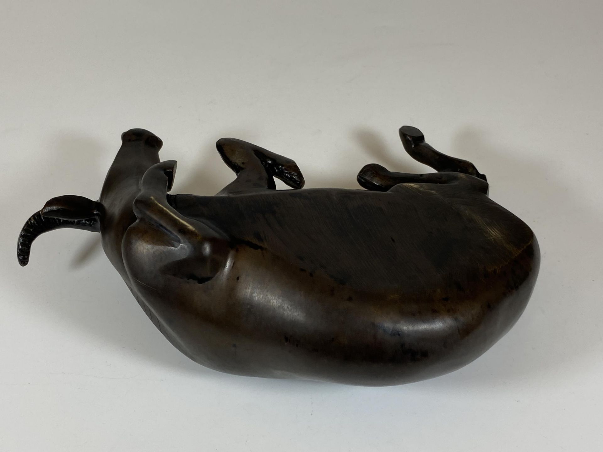 A HEAVY SOLID BRONZE CHINESE MODEL OF AN OX, APPROX LENGTH 23CM - Image 4 of 5