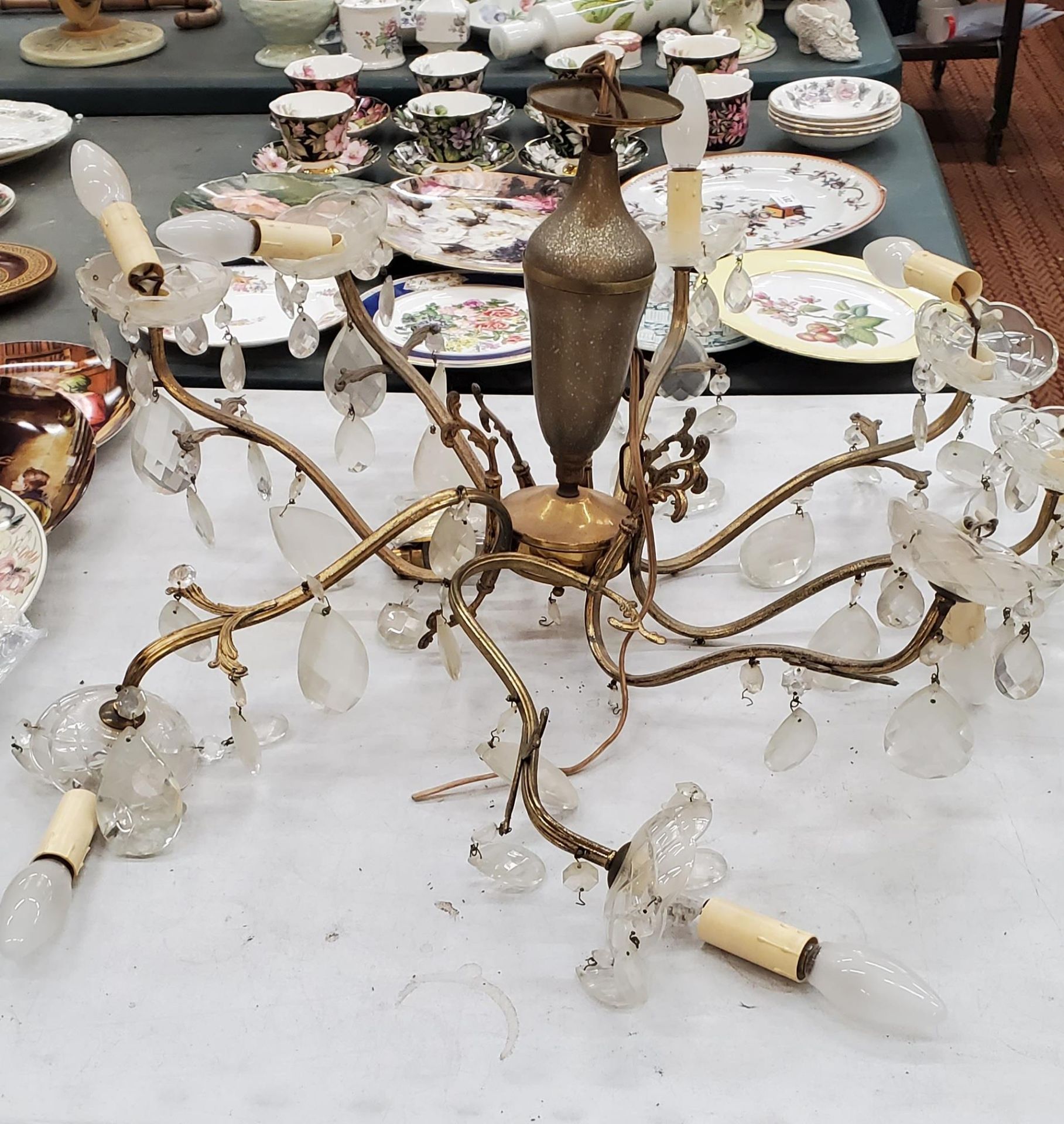 A VINTAGE GLASS AND BRASS CHANDELIER WITH GLASS DROPLETS AND CANDLE FITTINGS, DIAMETER APPROX 69CM