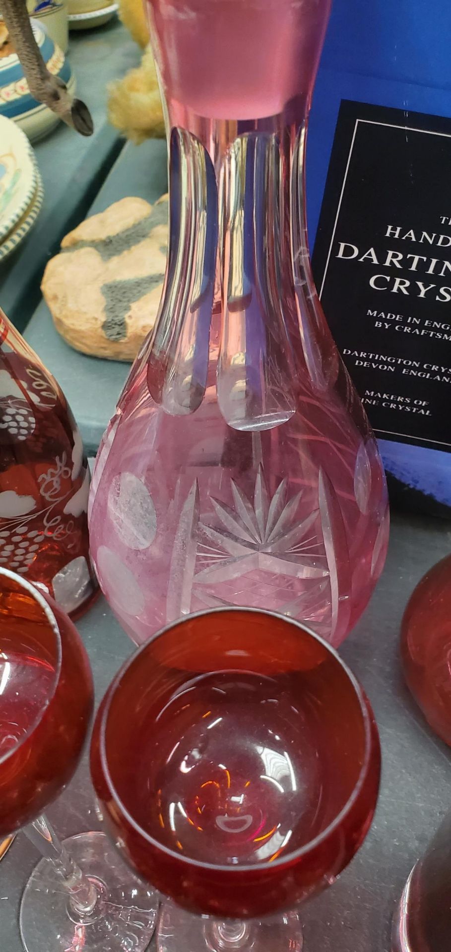 A QUANTITY OF VINTAGE CRANBERRY GLASS TO INCLUDE DECANTERS, VASES, WINE, SHERRY PORT GLASSES, ETC - Image 3 of 4