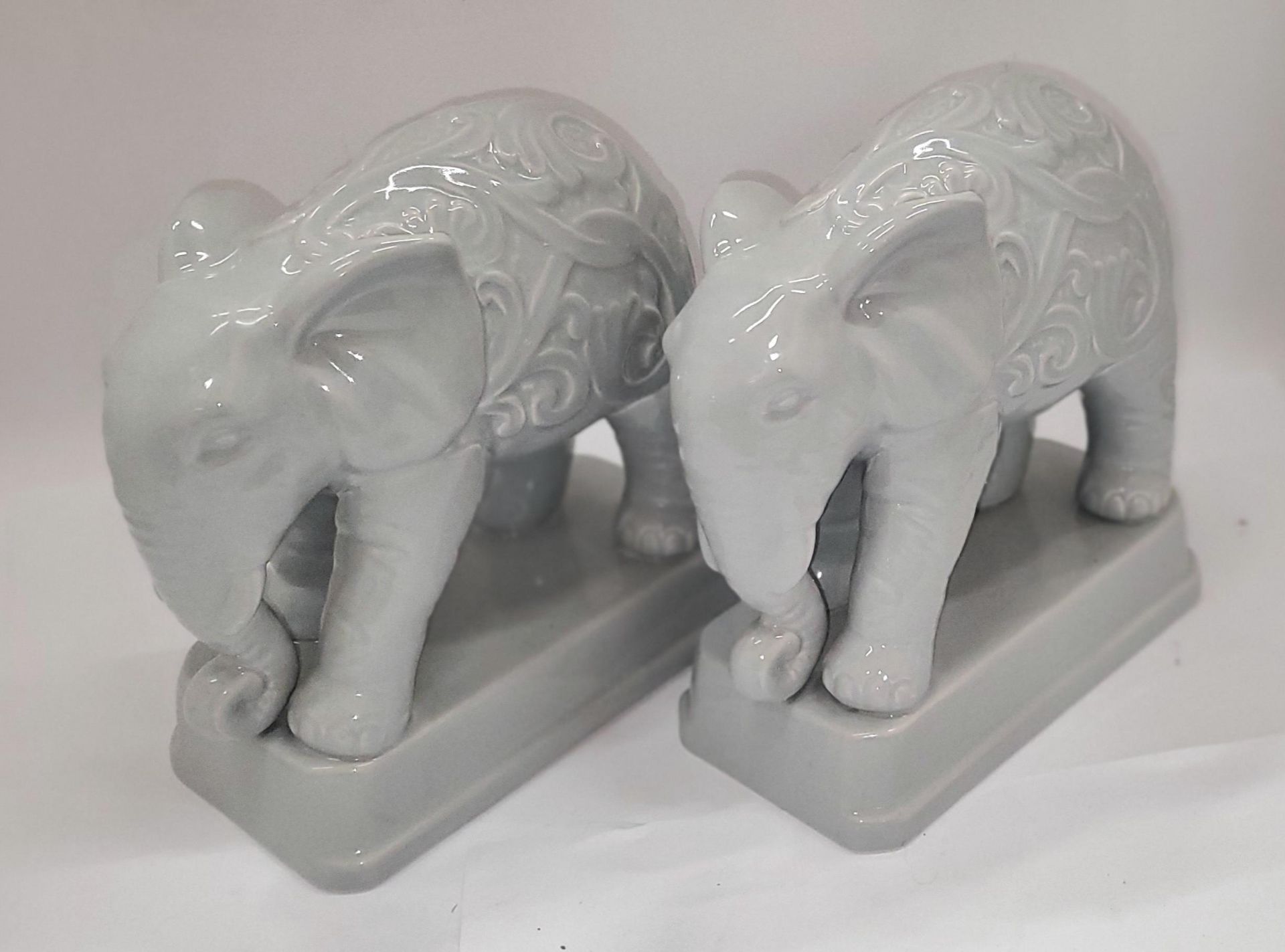 A PAIR OF GREY CERAMIC ELEPHANTS, HEIGHT 20CM