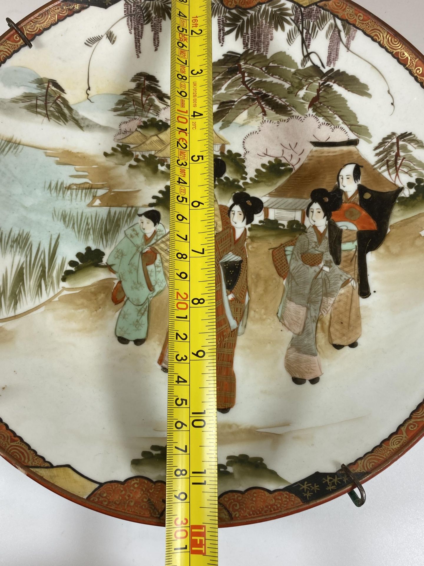A JAPANESE MEIJI PERIOD (1868-1912) KUTANI CHARGER WITH FIGURAL DESIGN, DIAMETER 30CM - Image 5 of 5