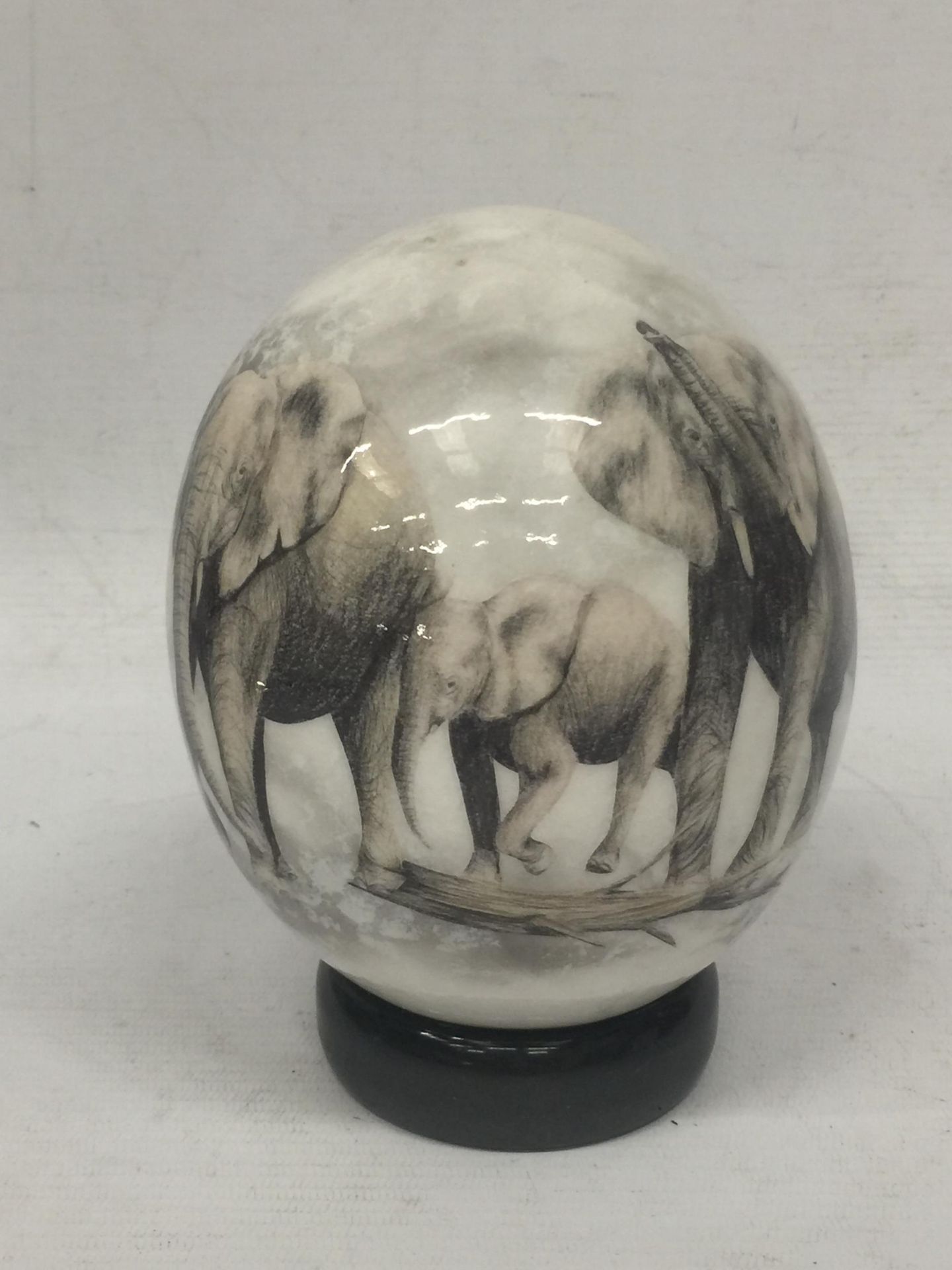 A HANDPAINTED OSTRICH EGG WITH ELEPHANT DESIGN ON STAND - Bild 3 aus 3