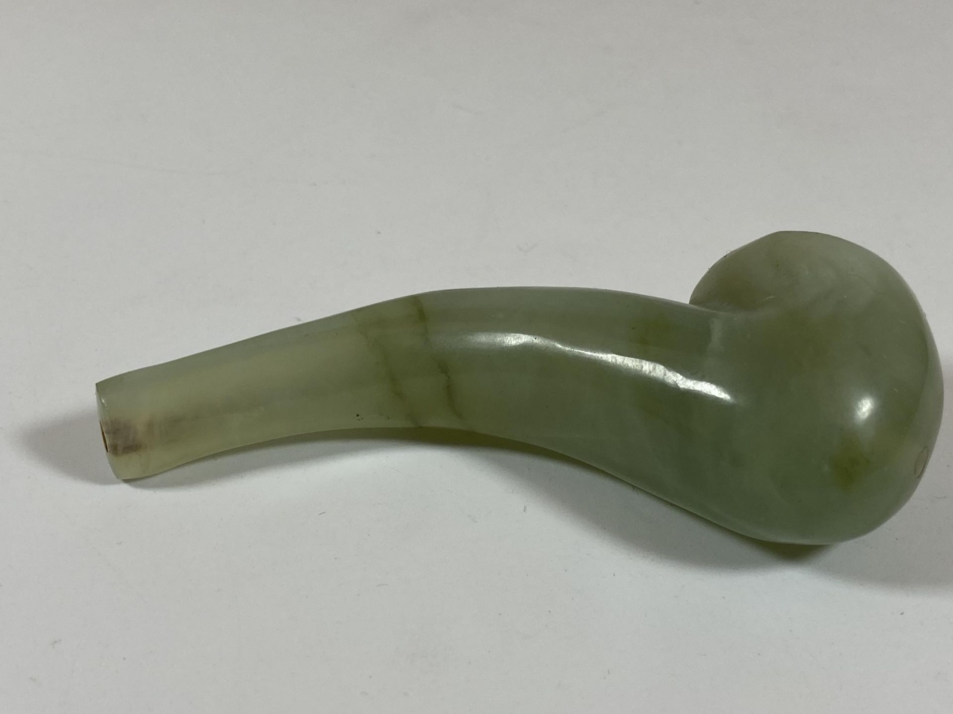 A CHINESE JADEITE JADE STYLE SMALL PIPE, LENGTH 9CM - Image 2 of 5