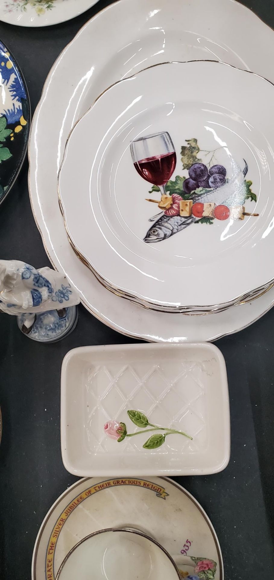A QUANTITY OF CABINET PLATES TO INCLUDE ROYAL DOULTON AND ELIZABETHAN, VINTAGE FISH PATTERNED - Image 3 of 5