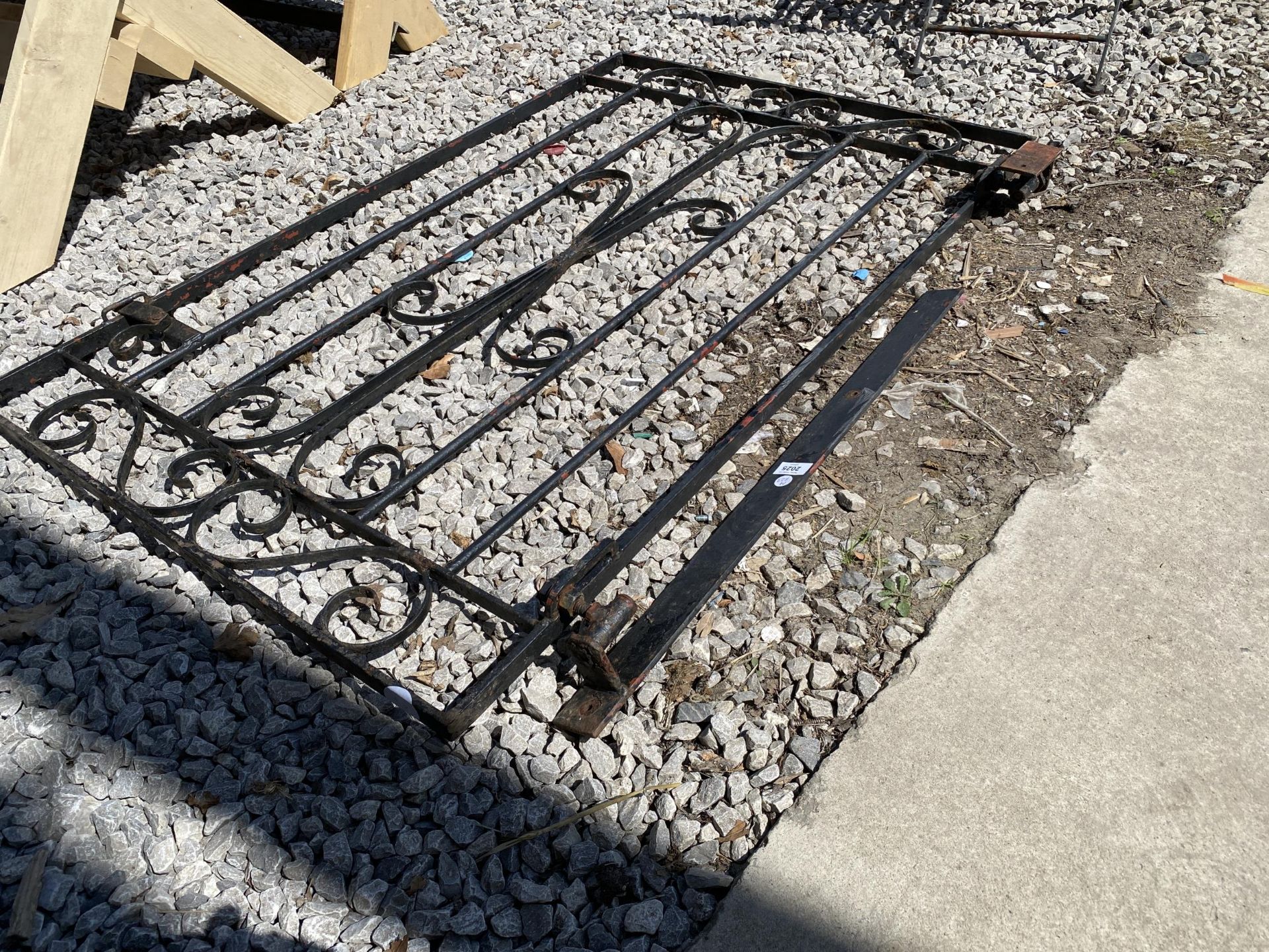 A CAST METAL GARDEN GATE - Image 2 of 2