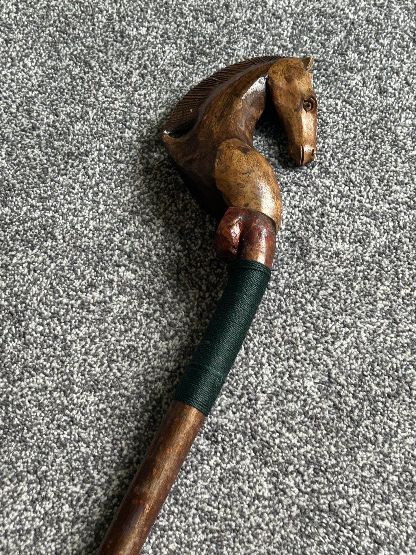 A VINTAGE HAND CARVED HORSE DESIGN THUMB STICK LENGTH 142CM - Image 3 of 3