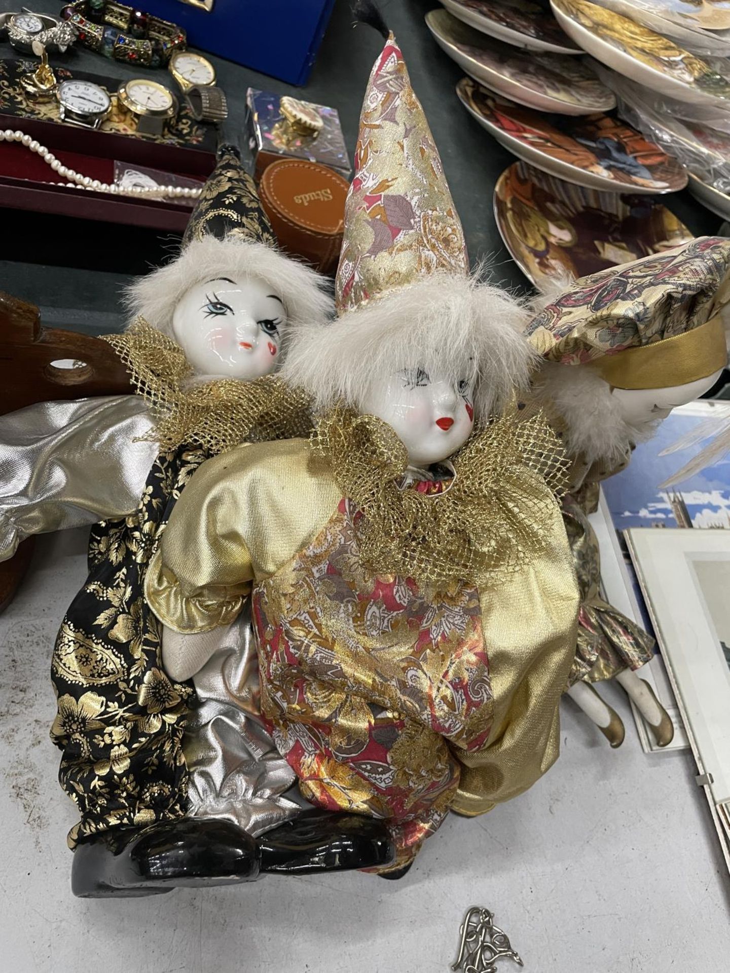 THREE PIERROT STYLE CLOWNS WITH CERAMIC HEADS - Bild 3 aus 3