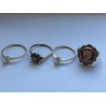 FOUR 9CT YELLOW GOLD RINGS TO INCLUDE A CAMEO RING SIZE H, TWO CLEAR STONE SOLITAIRE RINGS SIZE P