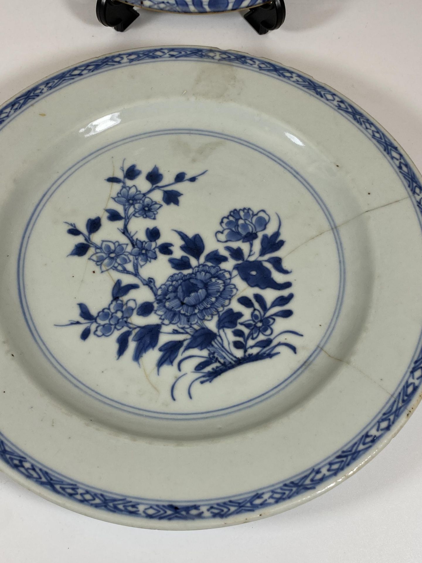 A PAIR OF 18TH CENTURY CHINESE BLUE AND WHITE FLORAL PLATES, DIAMETER 23CM - Image 3 of 5