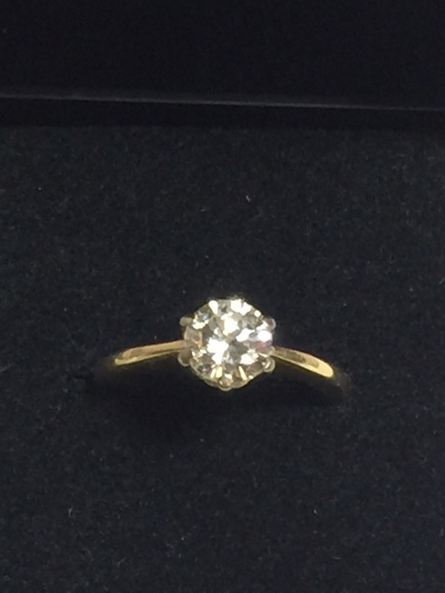 AN 18CT GOLD DIAMOND SOLITAIRE WITH 1 CARAT (APPROX) DIAMOND, SIZE K AND A HALF