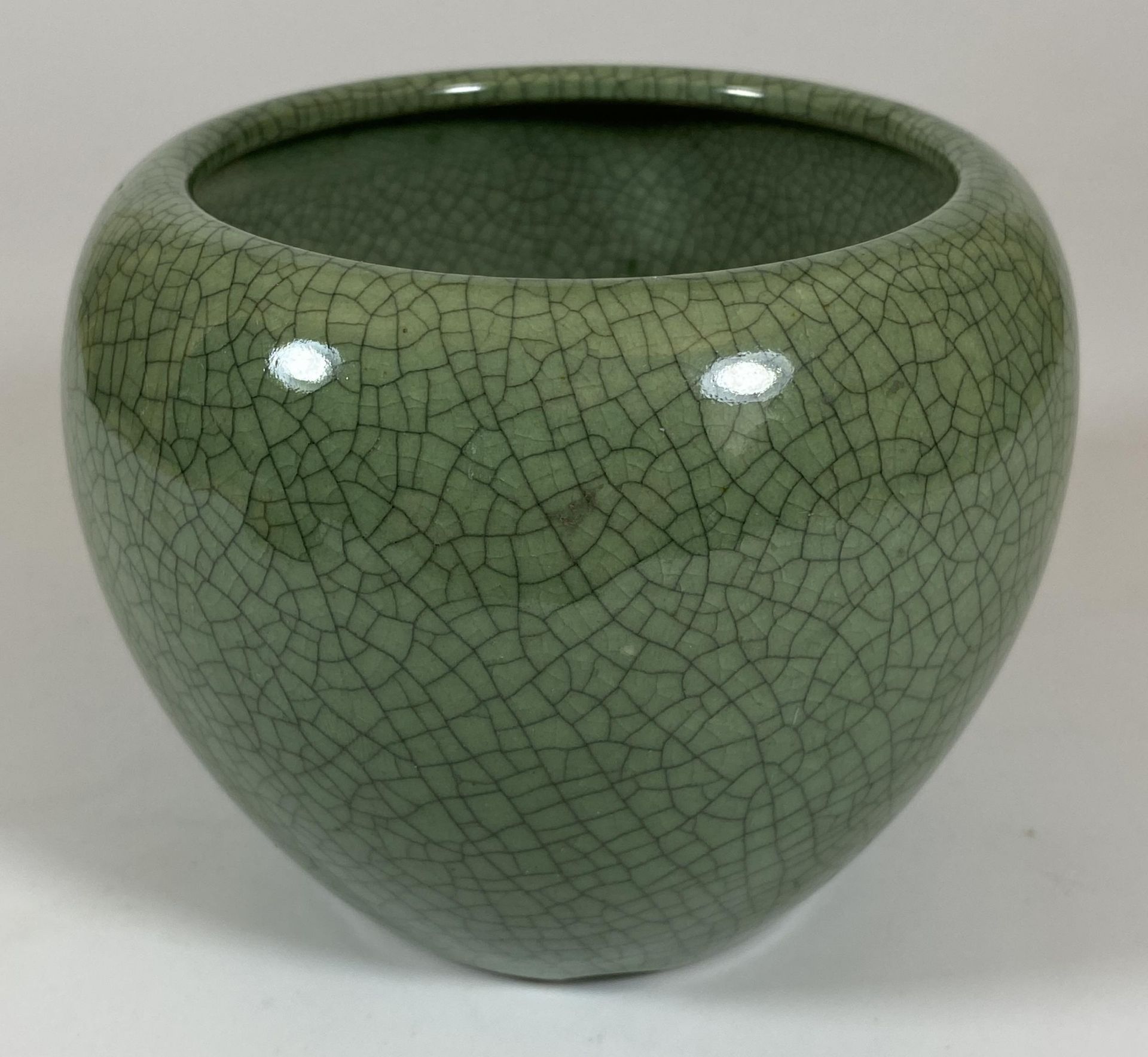 A CHINESE CELADON CRACKLE GLAZE PORCELAIN POT / VASE, HEIGHT 9.5CM