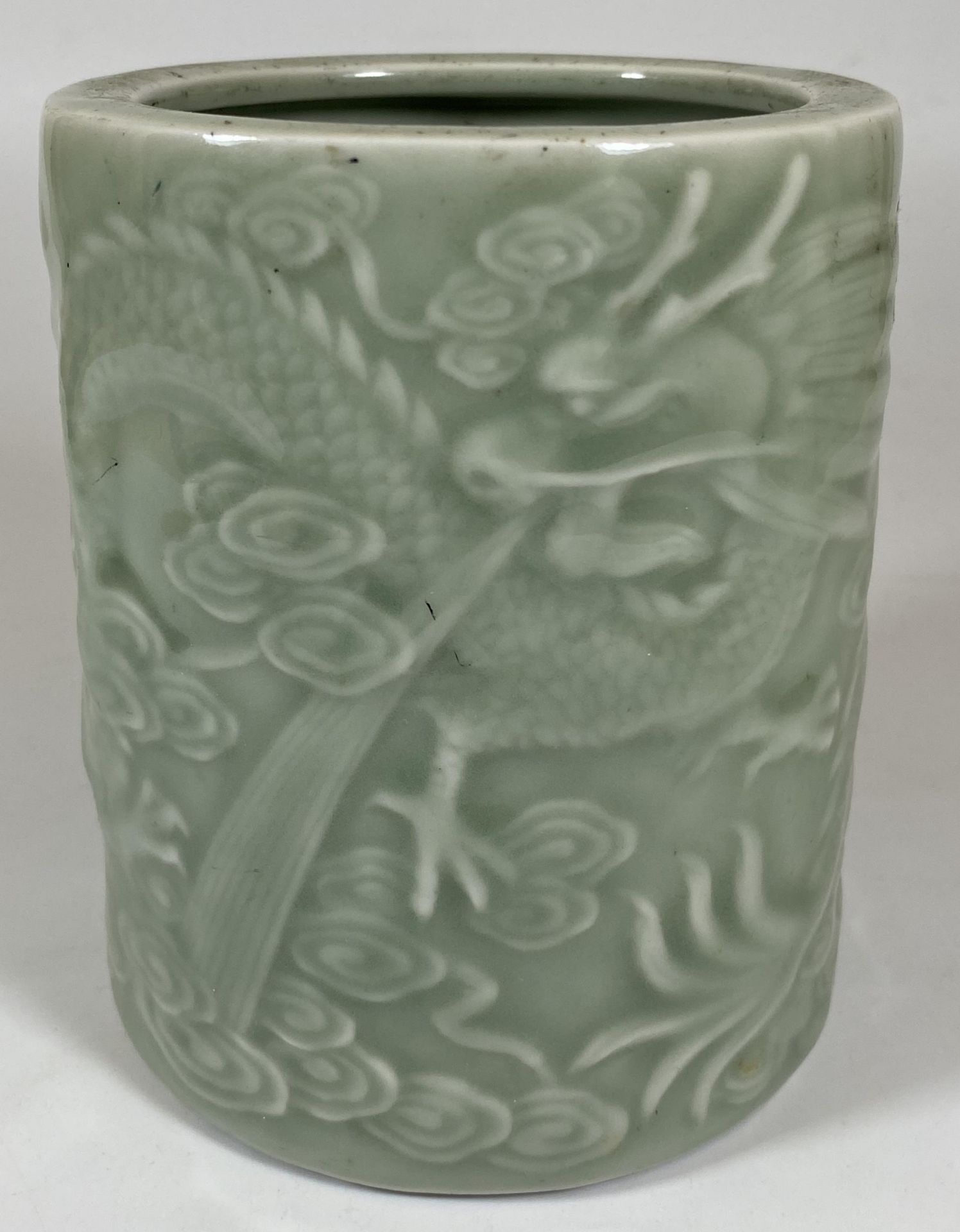 A CHINESE CELADON PORCLEAIN BRUSH POT WITH DRAGON DESIGN, HEIGHT 12.5CM