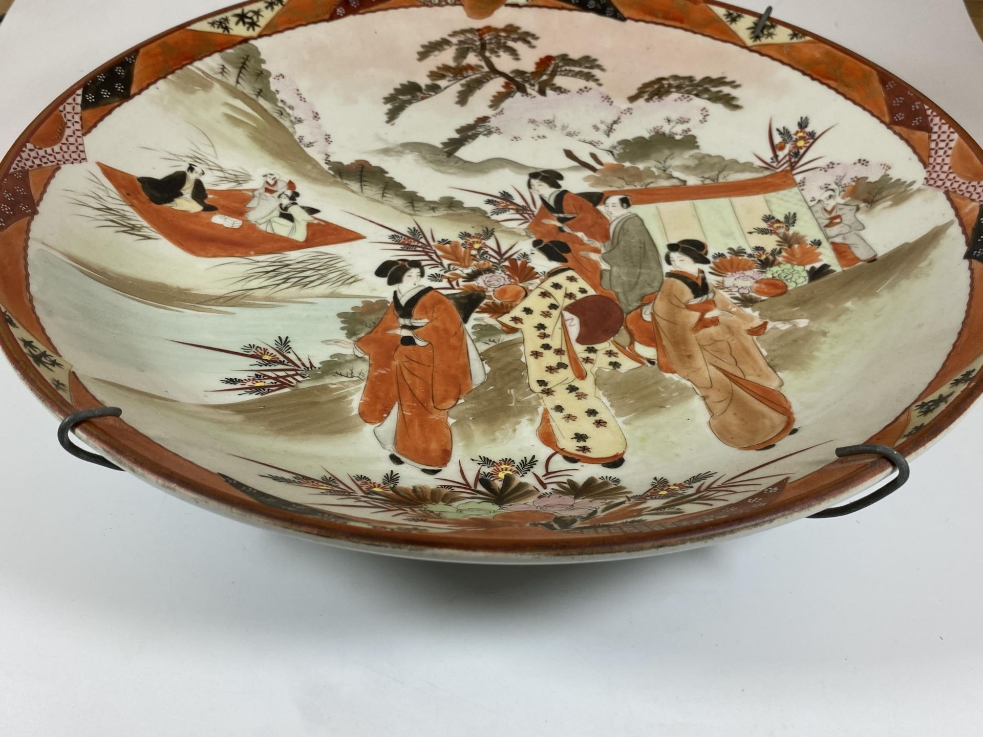 A LARGE JAPANESE MEIJI PERIOD (1868-1912) KUTANI CHARGER WITH FIGURAL DESIGN, DIAMETER 36CM - Bild 3 aus 6