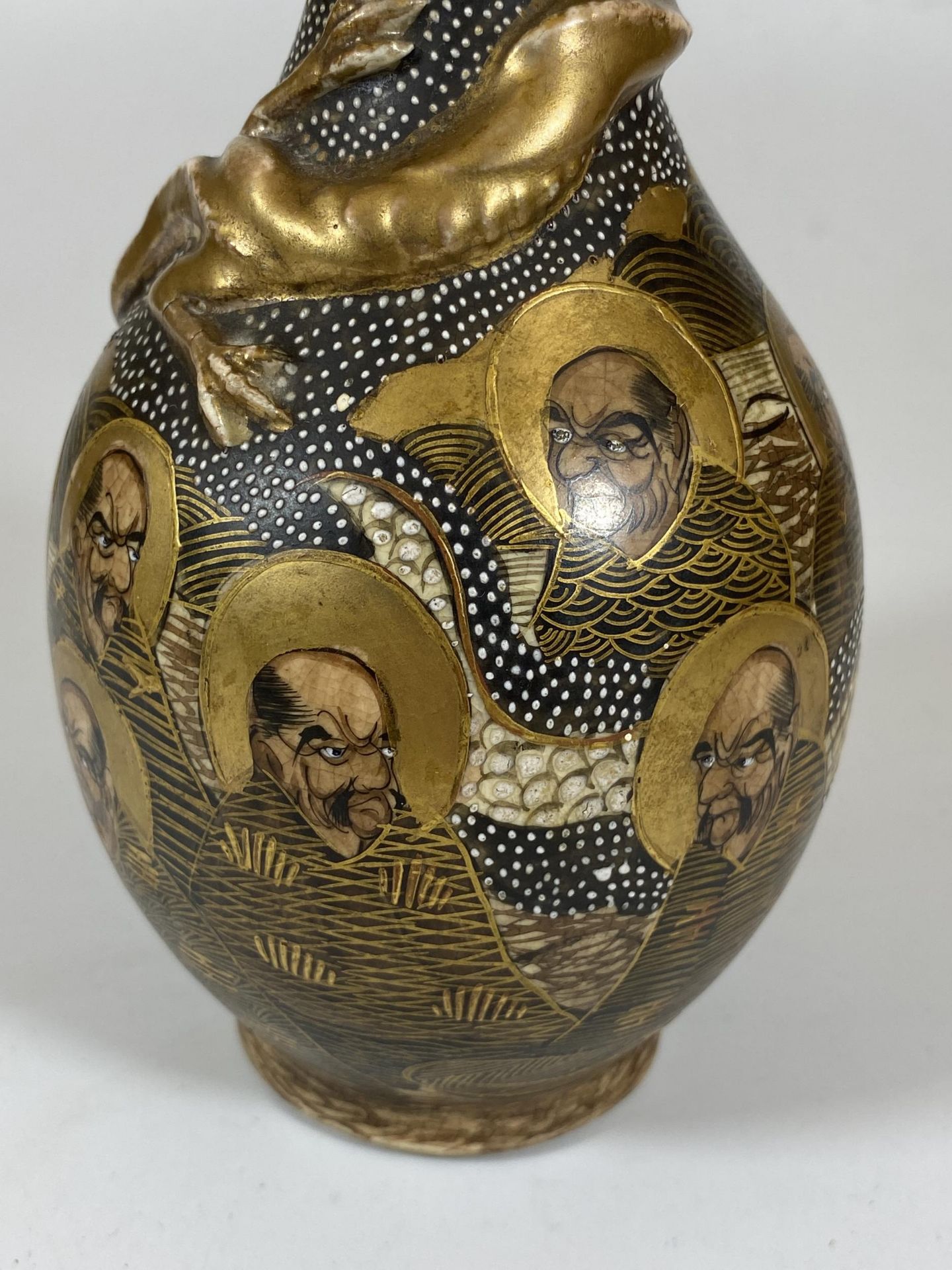 A JAPANESE MEIJI PERIOD (1868-1912) SATSUMA FIGURAL DESIGN VASE, HEIGHT 19CM - Image 2 of 6