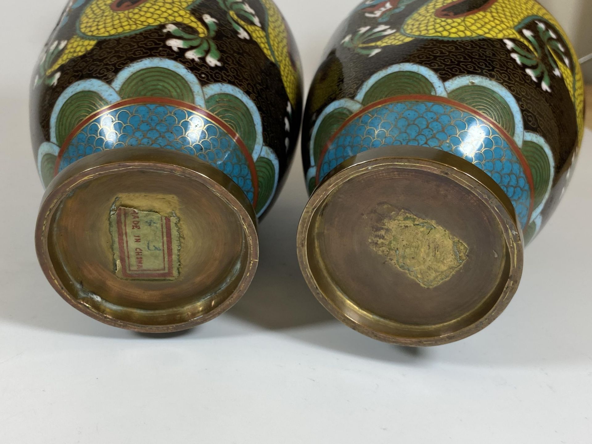 A PAIR OF ORIENTAL CLOISONNE DRAGON DESIGN VASES, HEIGHT 25CM - Image 4 of 5