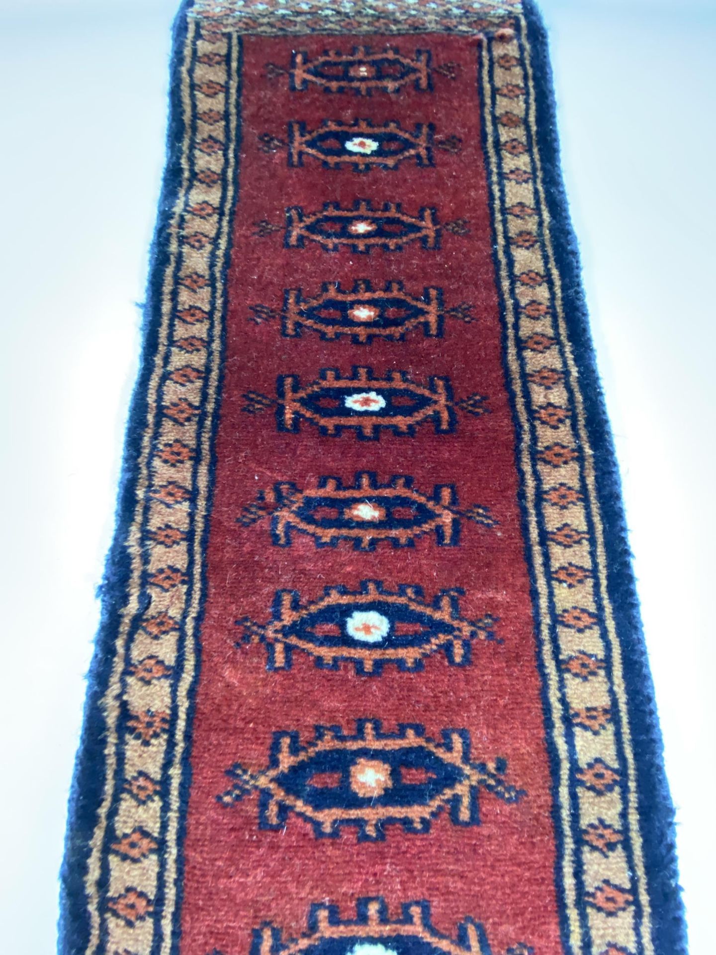 A VINTAGE MIDDLE EASTERN PERSIAN RED SAMPLE RUNNER, LENGTH 63CM - Image 3 of 7