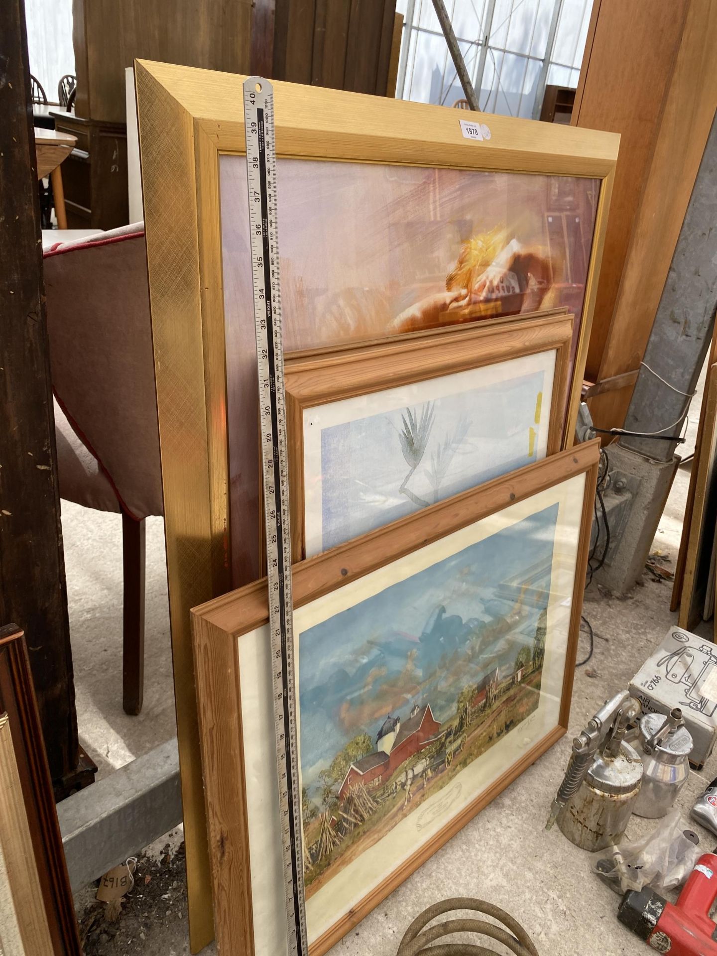 THREE FRAMED PICTURES TO INCLUDE COUNTRY FARM SCENE ETC - Bild 4 aus 4