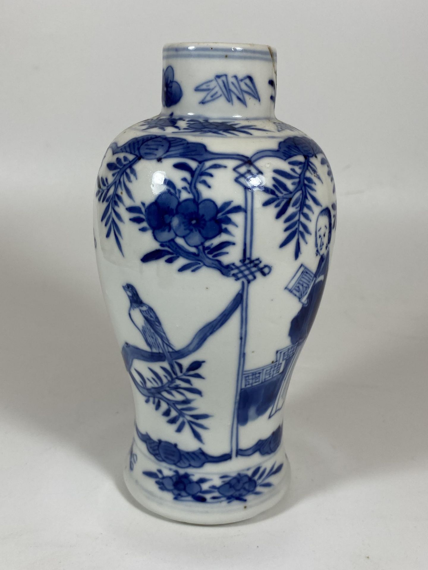A LATE 19TH CENTURY CHINESE KANGXI STYLE BLUE AND WHITE FIGURAL DESIGN VASE, HEIGHT 18CM - Image 2 of 6