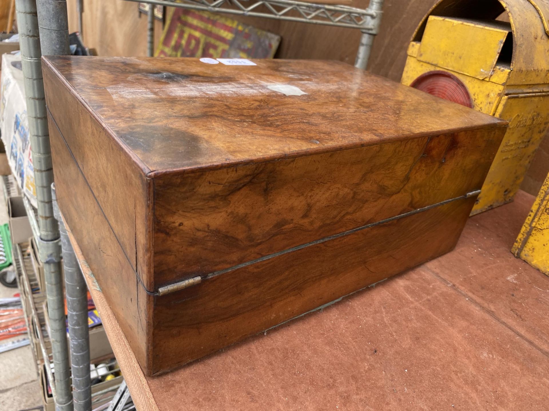 A VINTAGE WALNUT WRITING SLOPE WITH INNER GREEN VELVET LINER - Image 6 of 6