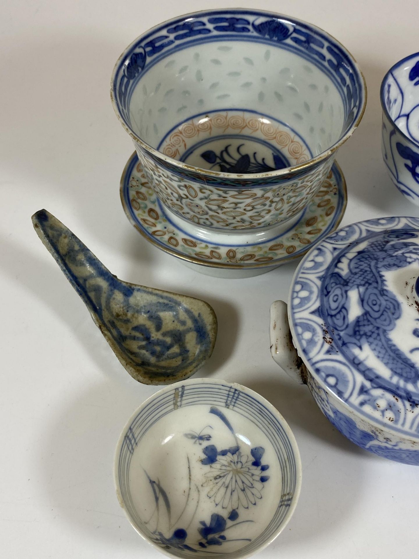 A COLLECTION OF CHINESE BLUE AND WHITE PORCELAIN ITEMS, MING STYLE SPOON, RICE BOWL, LIDDED DRAGON - Image 2 of 4