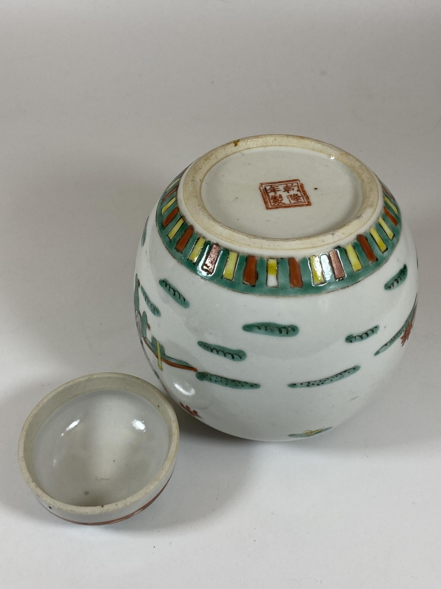 A CHINESE FAMILLE VERTE LIDDED GINGER JAR WITH BOYS AT PLAY DESIGN, HEIGHT 16CM - Image 3 of 5