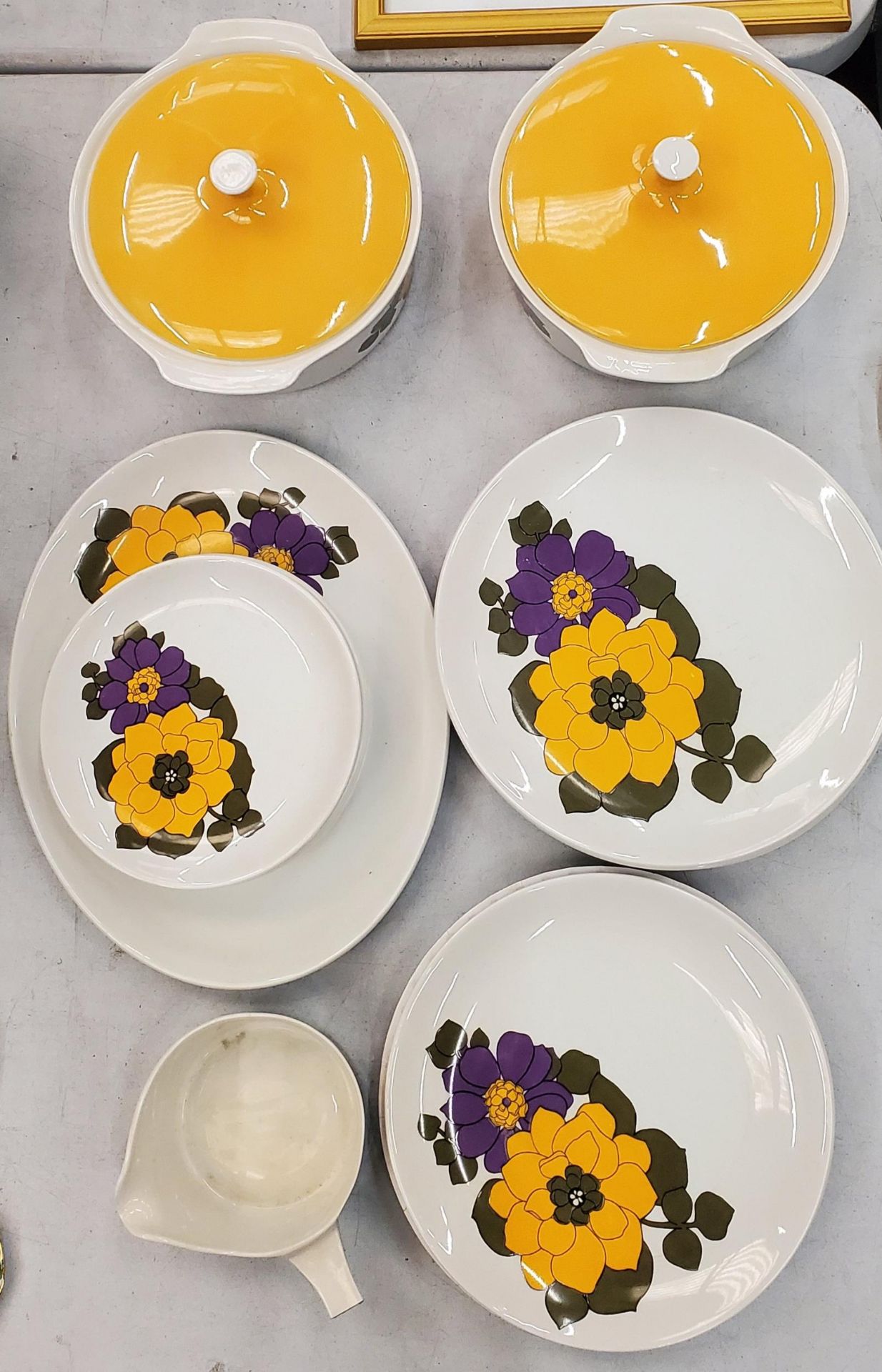 A QUANTITY OF VINTAGE MYOTT 'MICHELLE' RETRO DINNERWARE TO INCLUDE SERVING DISHES, PLATES, ETC